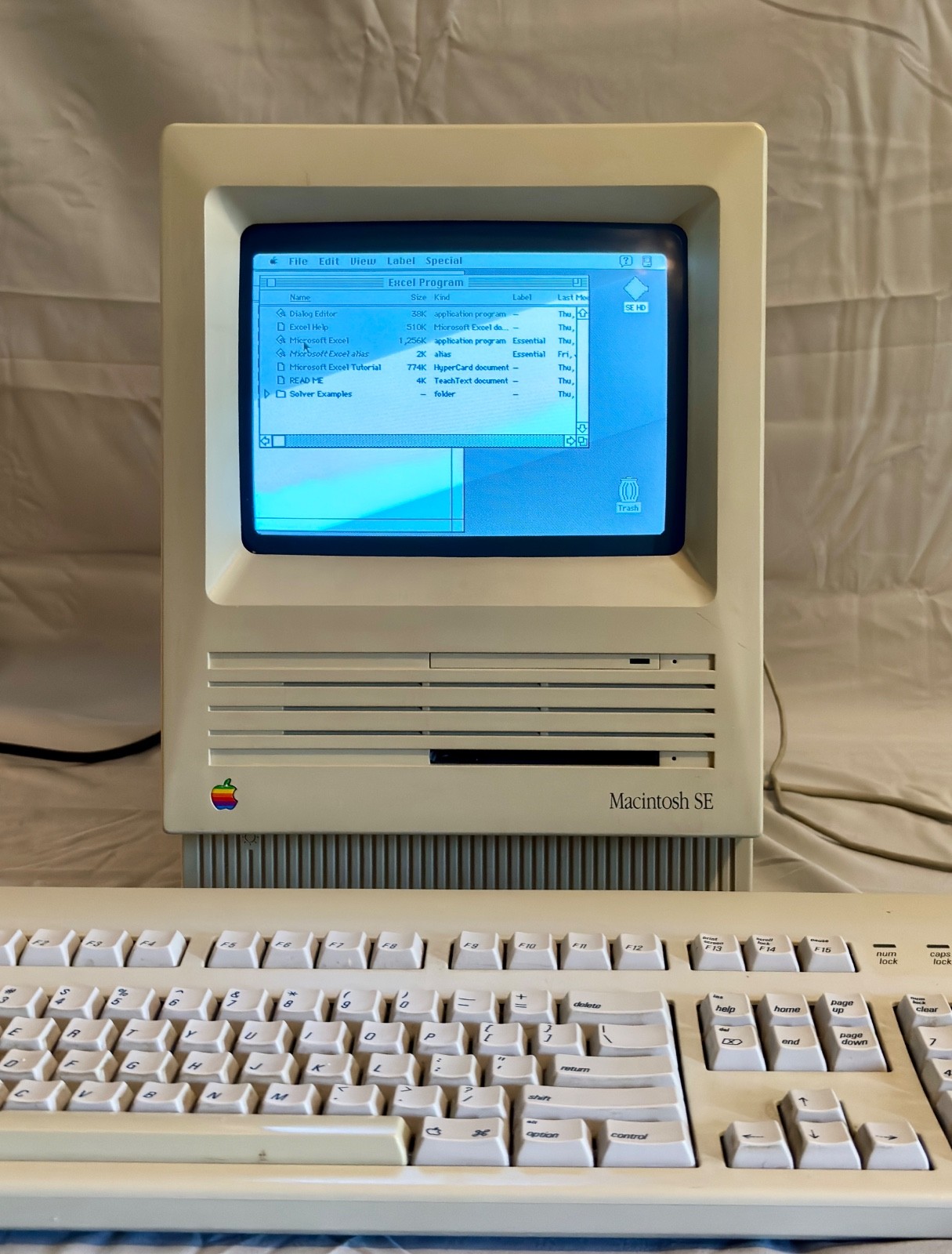 Apple Macintosh SE 4MB System 7.0 Tested/Boots w/ Ext Keyboard Mouse & MacBag