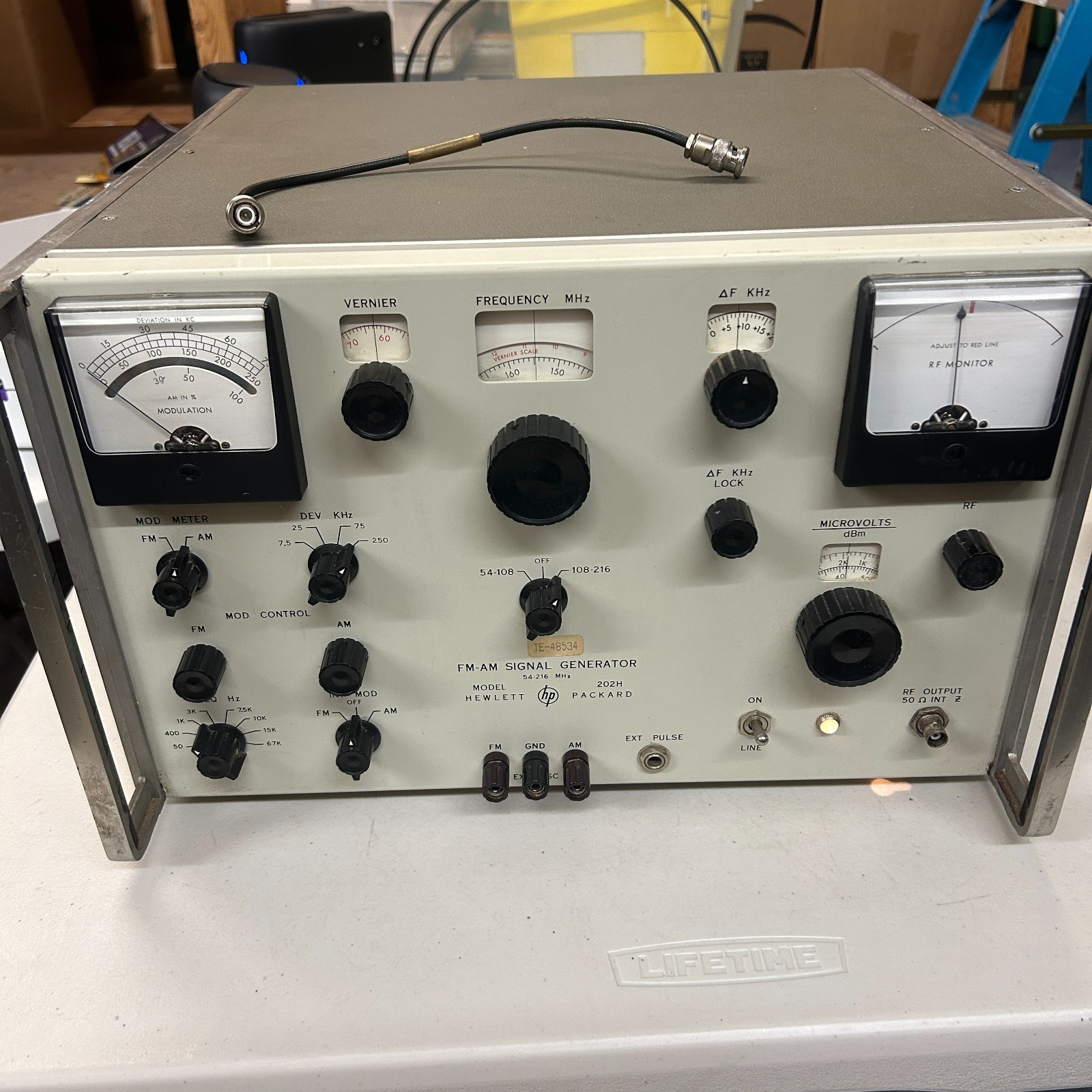 HP Hewlett Packard 202H FM-AM Signal Generator 54-215 MHz Tested Working