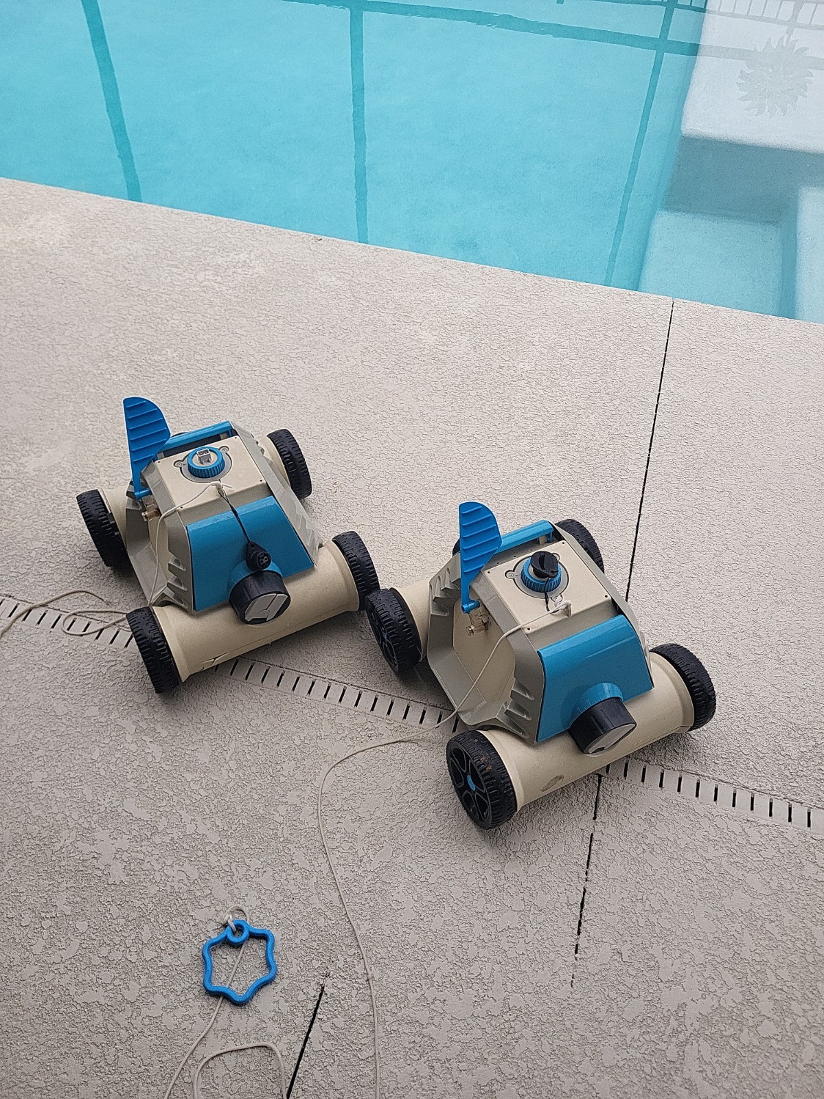 Qt QOMOTOP HJ1103J AC Adapter Cordless Robotic Pool Cleaner (2) With 1 Charger