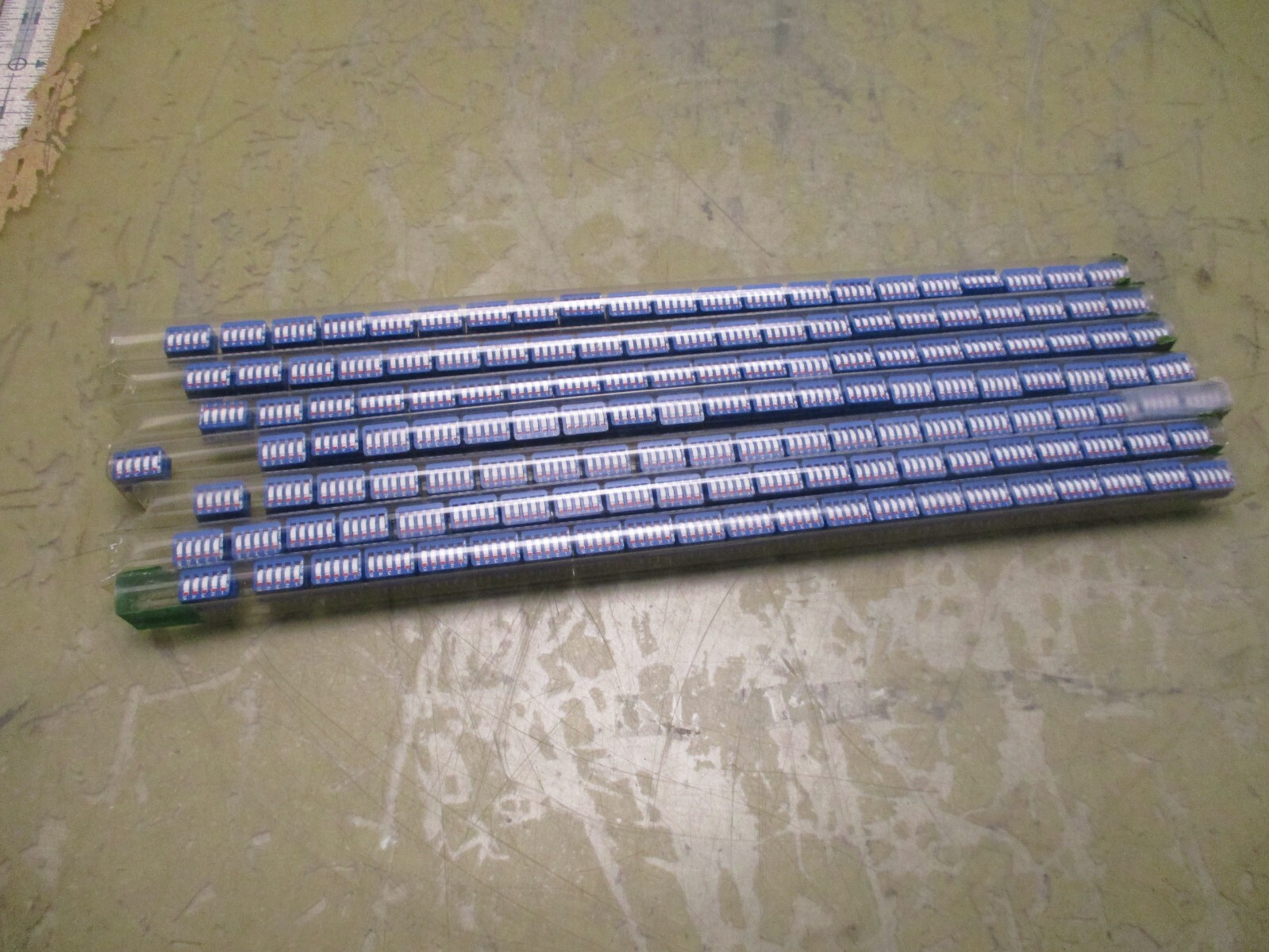 Lot of 140 TE Connectivity 435668 DIP Switches [4*W-10]