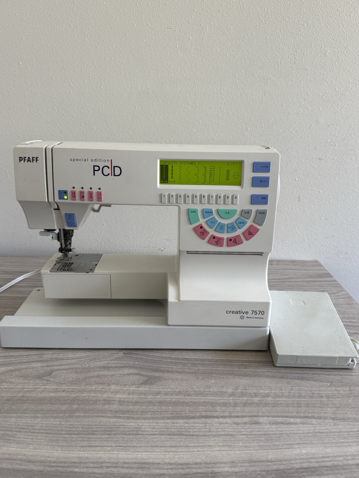 PFAFF Creative 7570 Embroidery / Sewing Machine with Pedal Tested Works