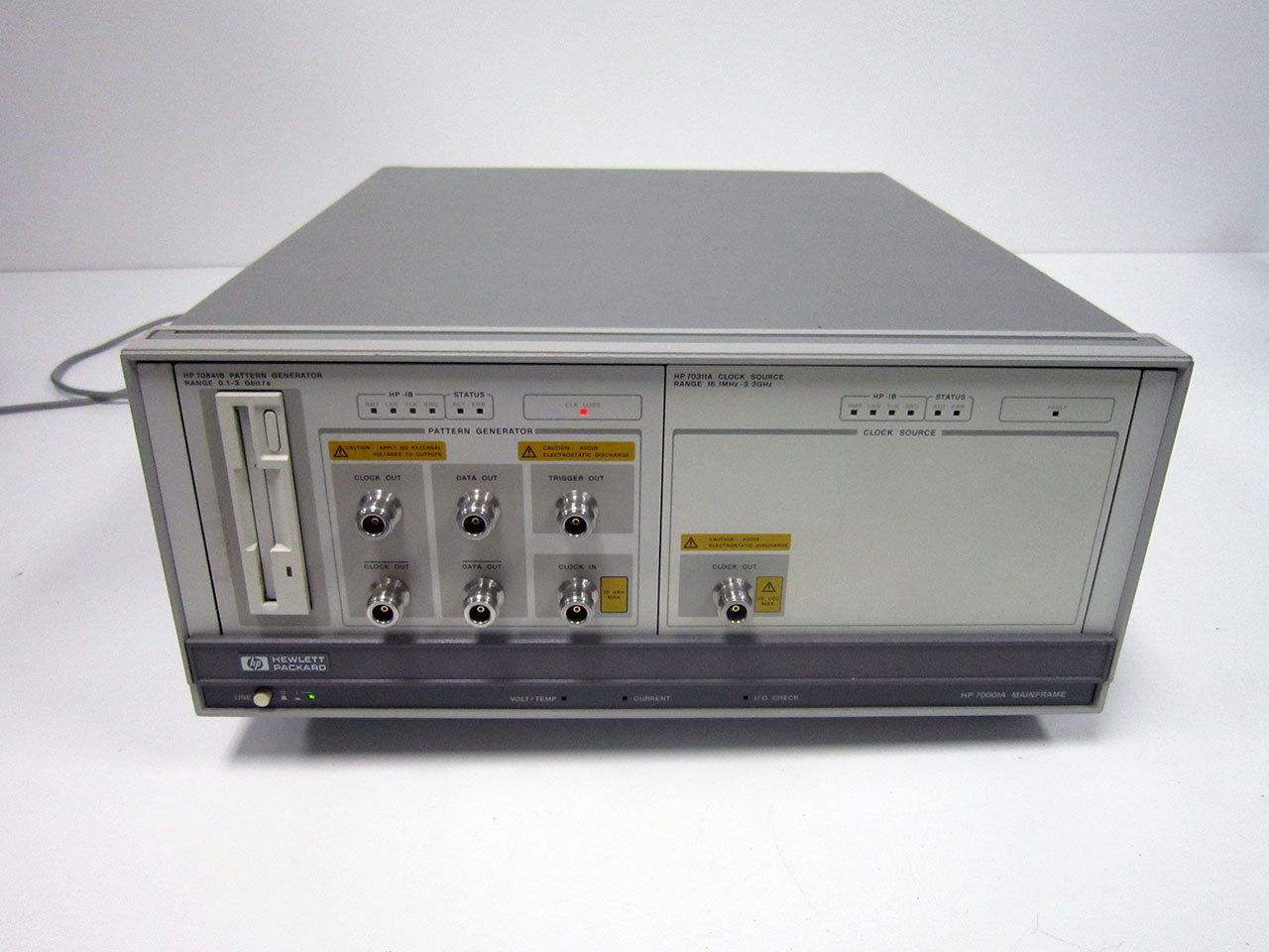 HP 70001A MAINFRAME WITH 70841B PATTERN GENERATOR & 70311A CLOCK SOURCE
