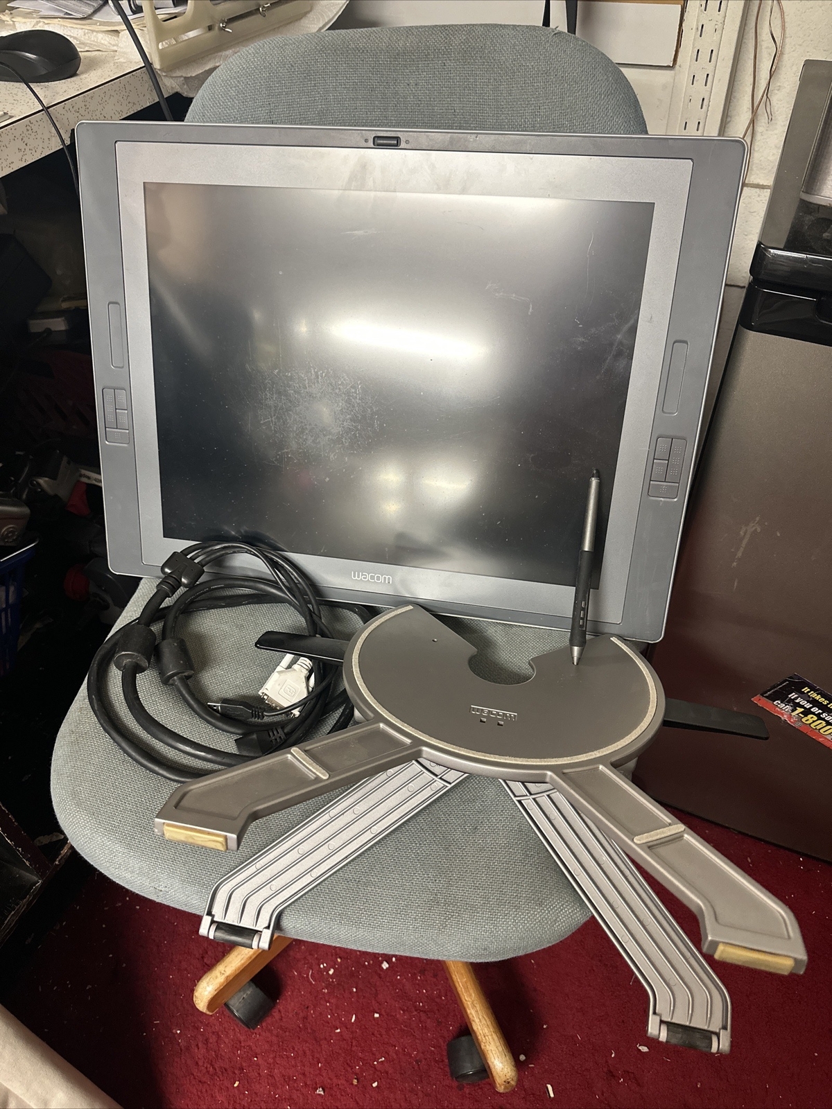 Wacom Cintiq 21UX DTZ-2100 21.5" LCD Tablet w/ Stand, Pen No Power Cable