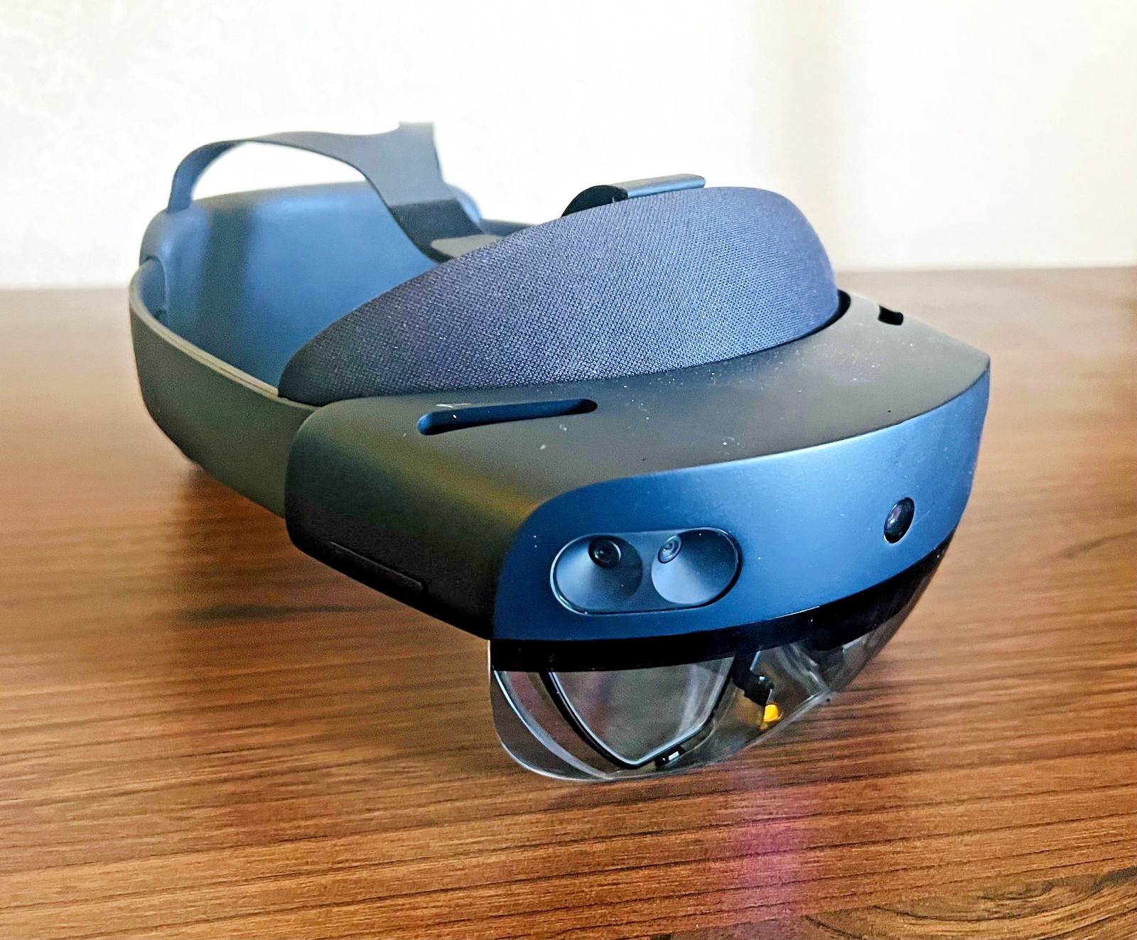 Microsoft HoloLens 2 - Good Condition - VR/AR Headset + Case & Charger