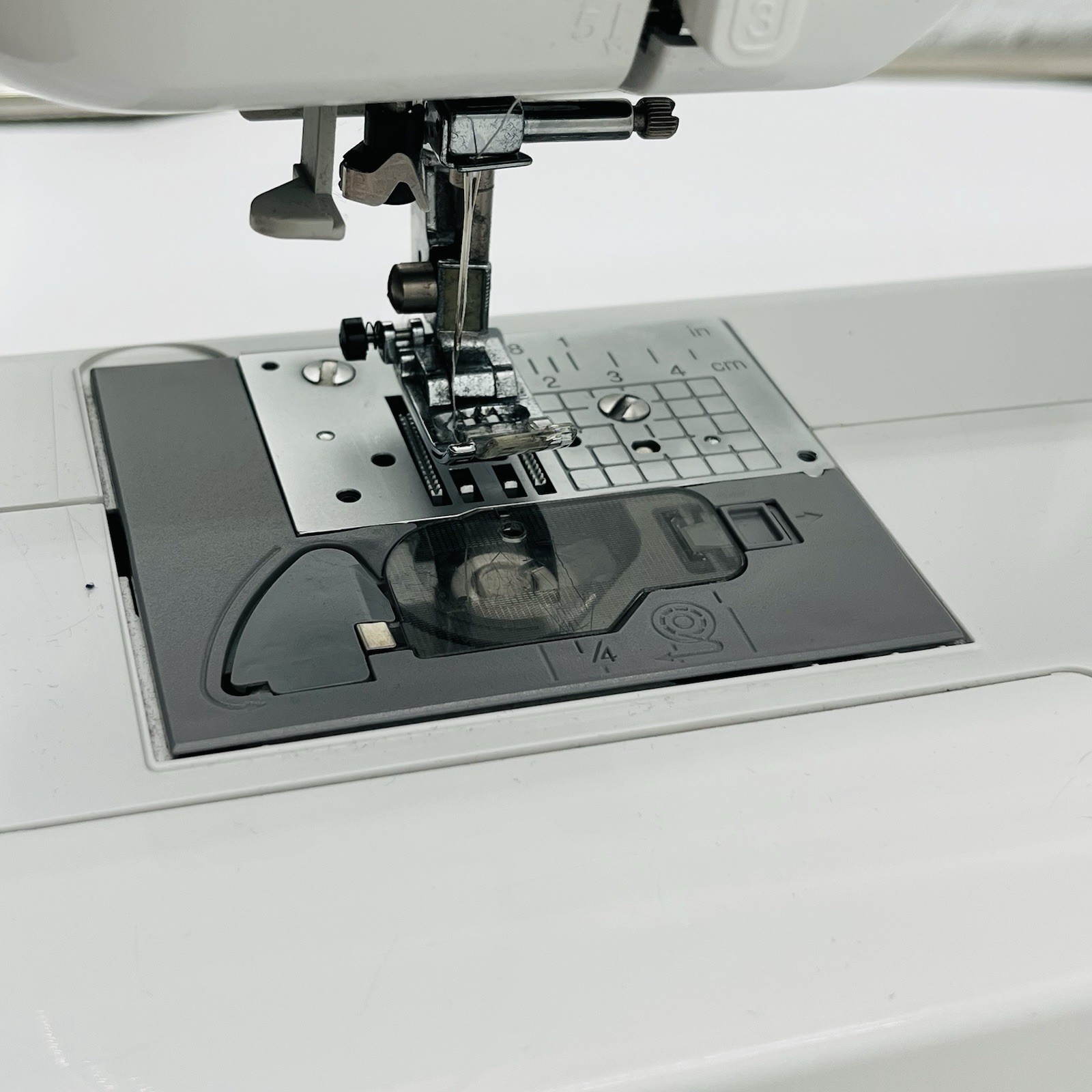 Brother XR9000 Computerized Sewing Machine LCD 80 Stitches With Case & Pedal