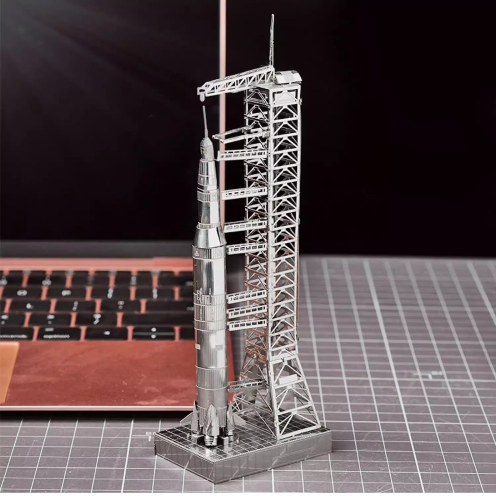 New 5.9in 1/770 High Quality USA Apollo 11 Saturn V w/ Gantry Unassembled Model