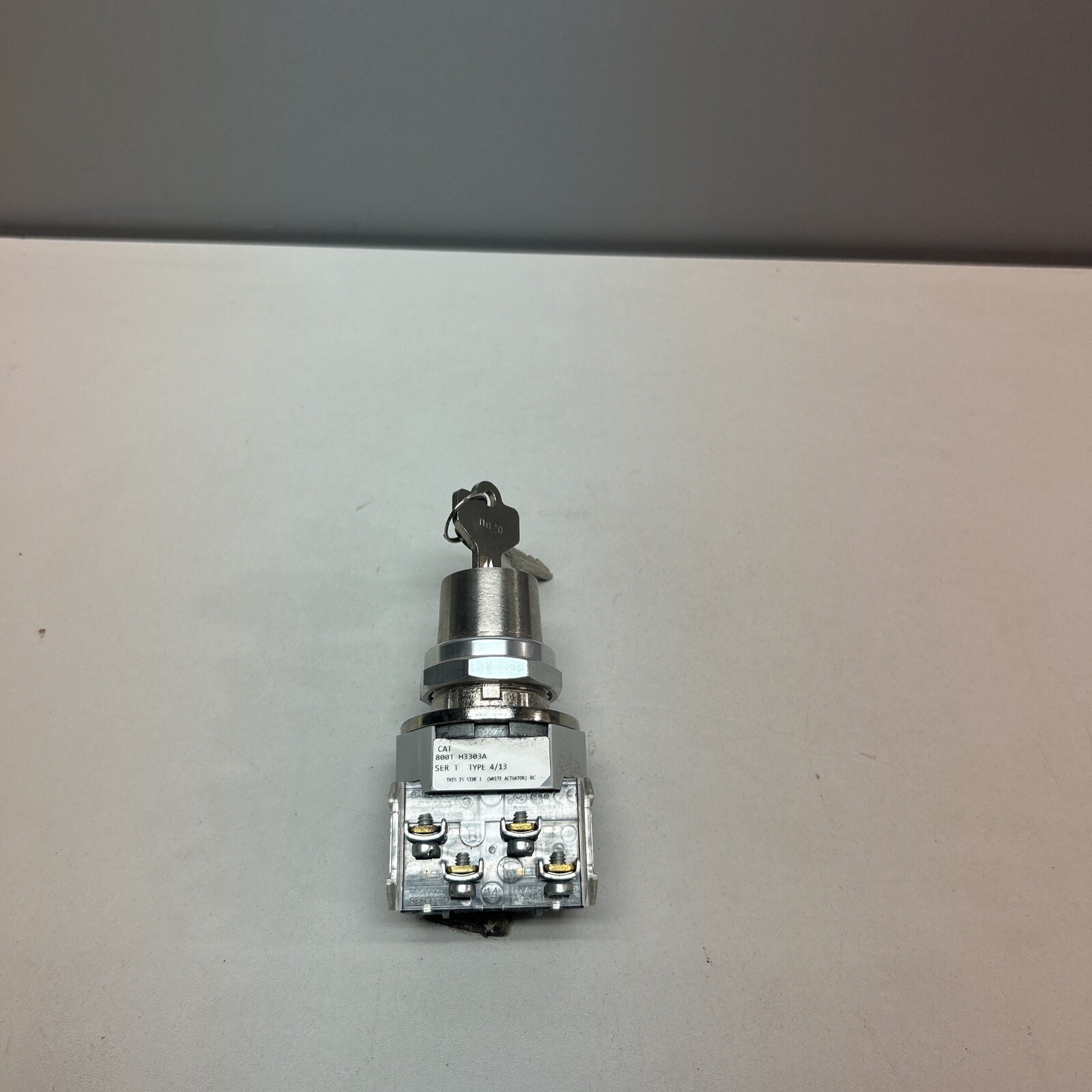 NEW ALLEN-BRADLEY 800T-H3303A SER T 2-POSITION KEYED CYLINDER LOCK