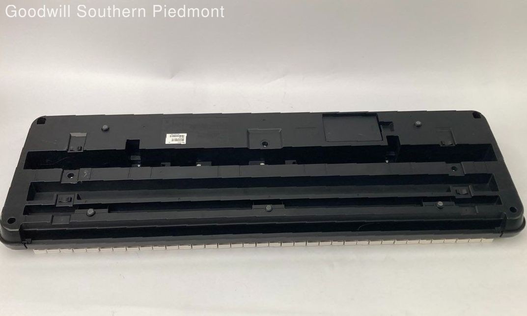 Yamaha PSR-E263 Electronic Keyboard - Tested, Read