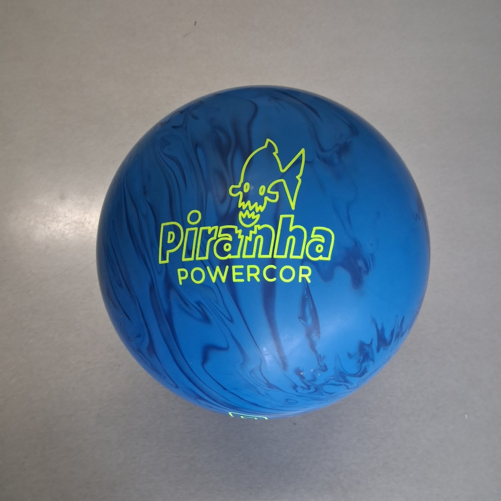 Columbia 300 Piranha PowerCOR  1ST QUALITY BOWLING ball 16 lb new in box   #104