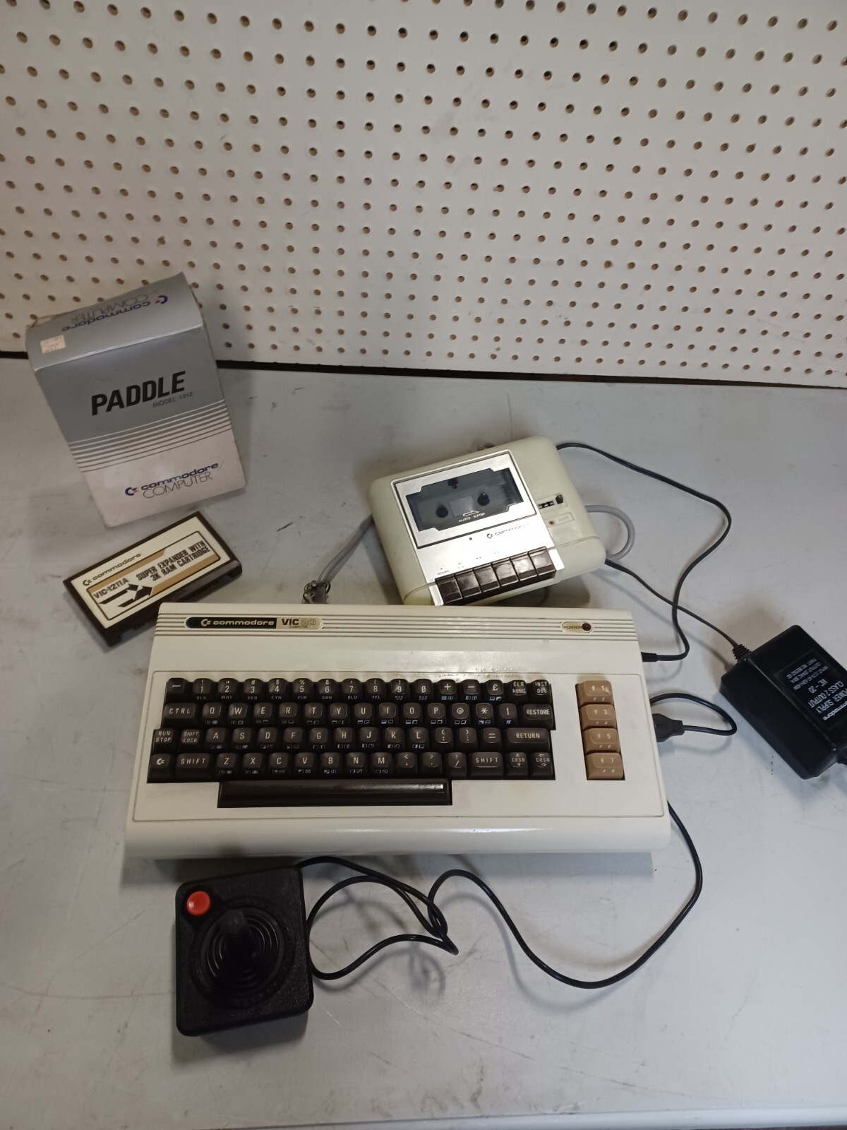 Commmodore VIC20 Computer/ Paddle 1312/ C2N Cassette LOT PWRS ON UNTESTED RESALE