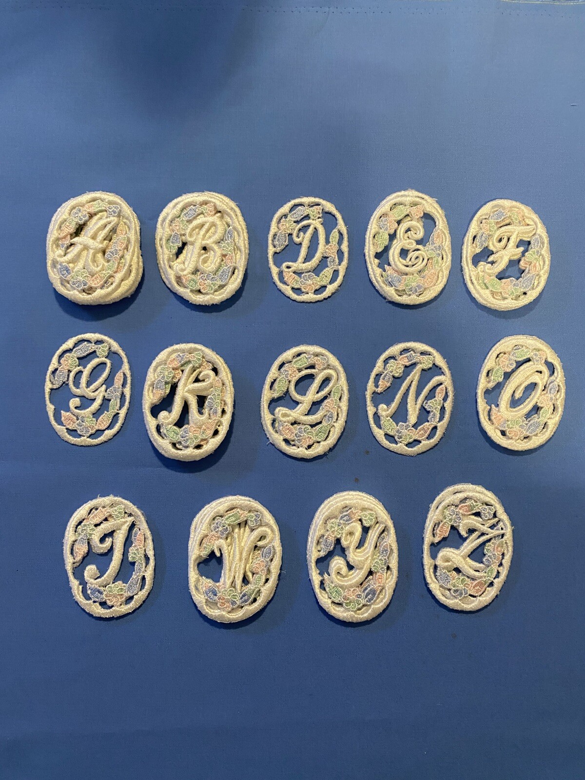 Wrights appliqués Lot Of 43 - Letters Oval With Flowers  Mixed Sew On NEW