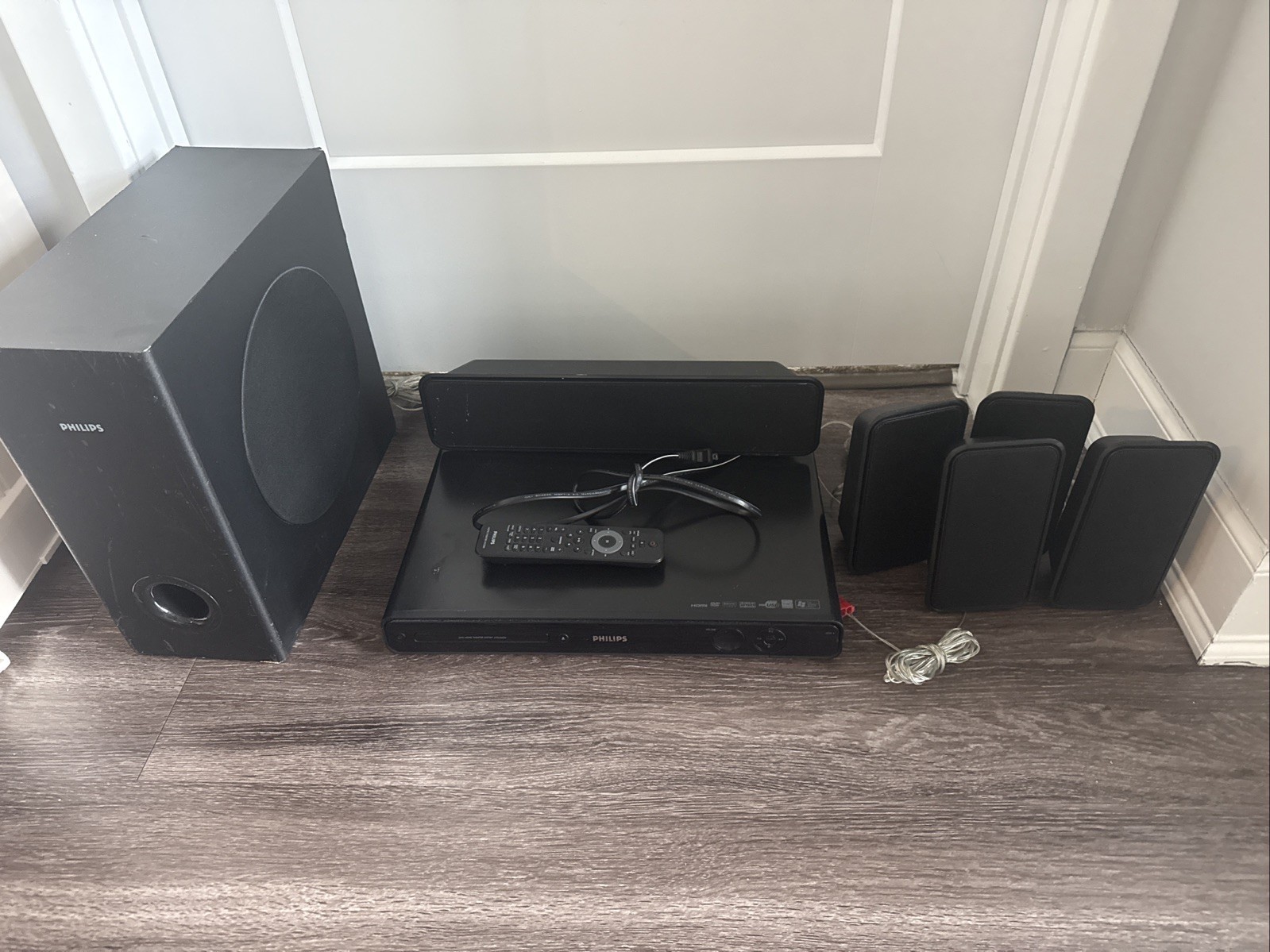 Philips HTS3565D 5.1 Channel Home Theater System W/Remote. Tested