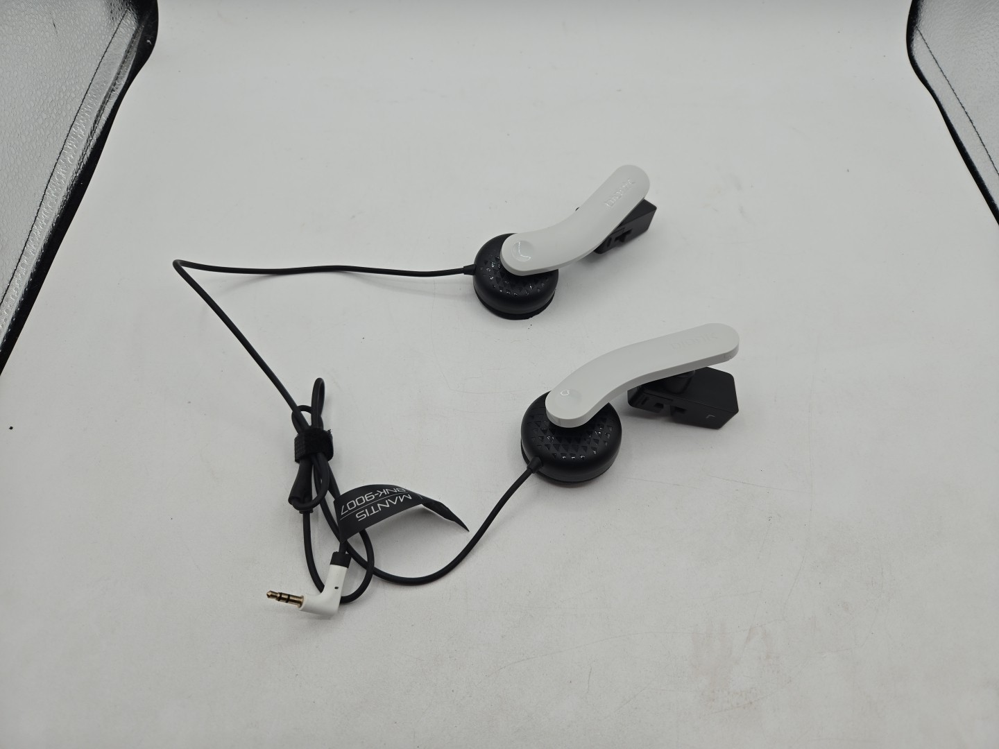 Bionik Mantis Clip-on Headphones + Over-Ear Pads for Playstation VR