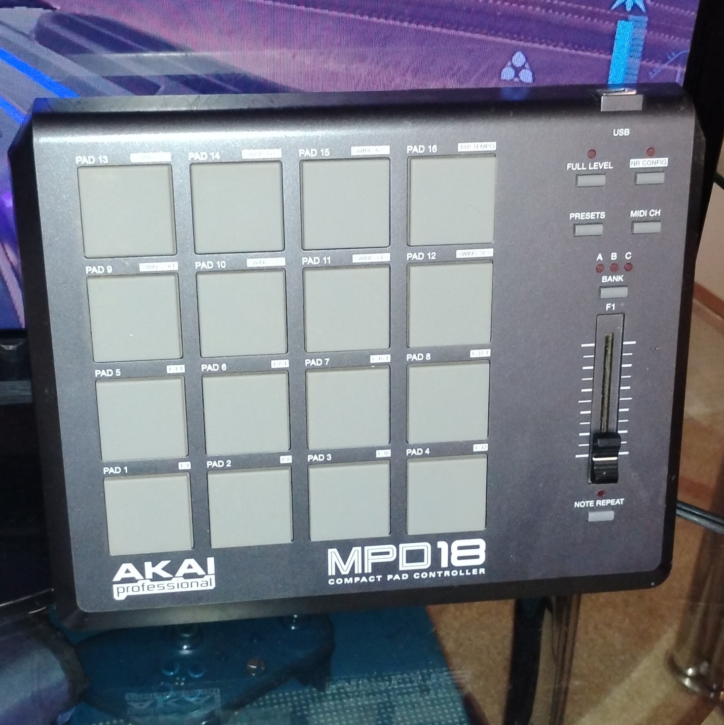 Akai MPD18 16-Pad USB MIDI Controller, Pad Trigger, Cord, Works, Great Condition