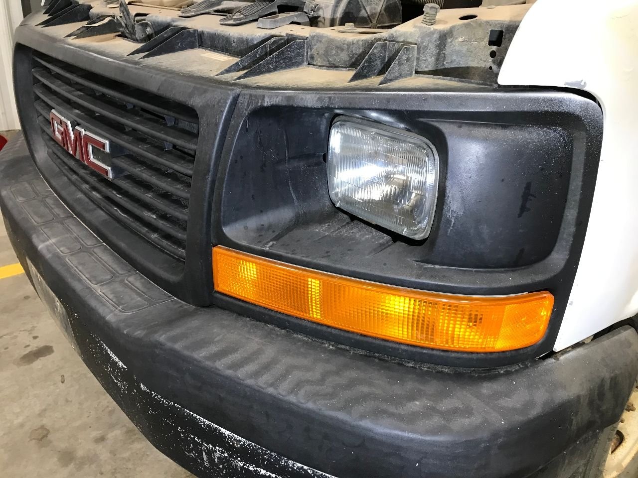 GMC CUBE VAN Grille - Used | P/N GLG081