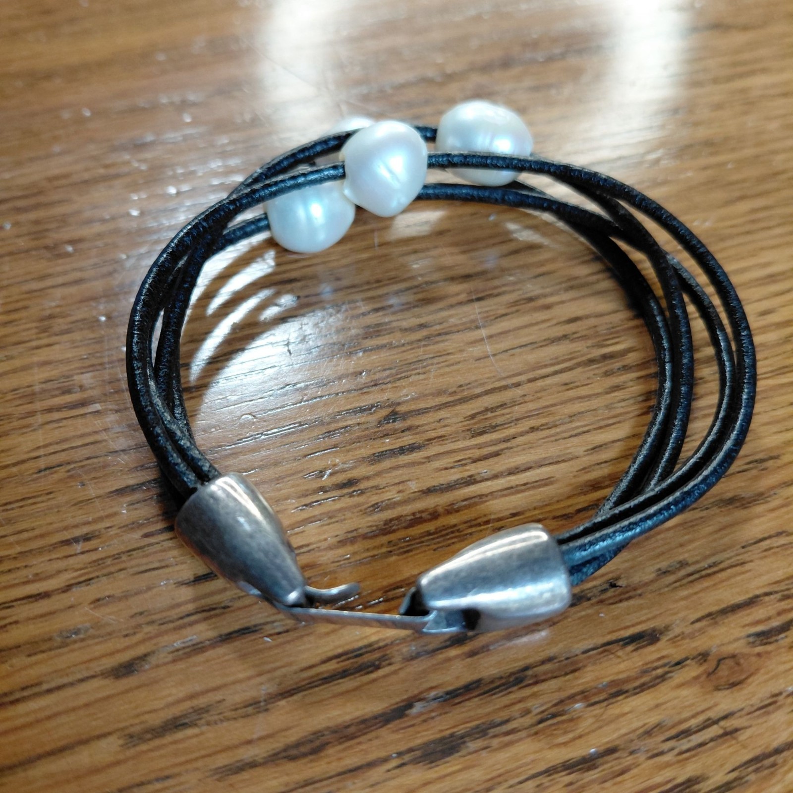 Freshwater pearl bracelet leather cord silver clasp