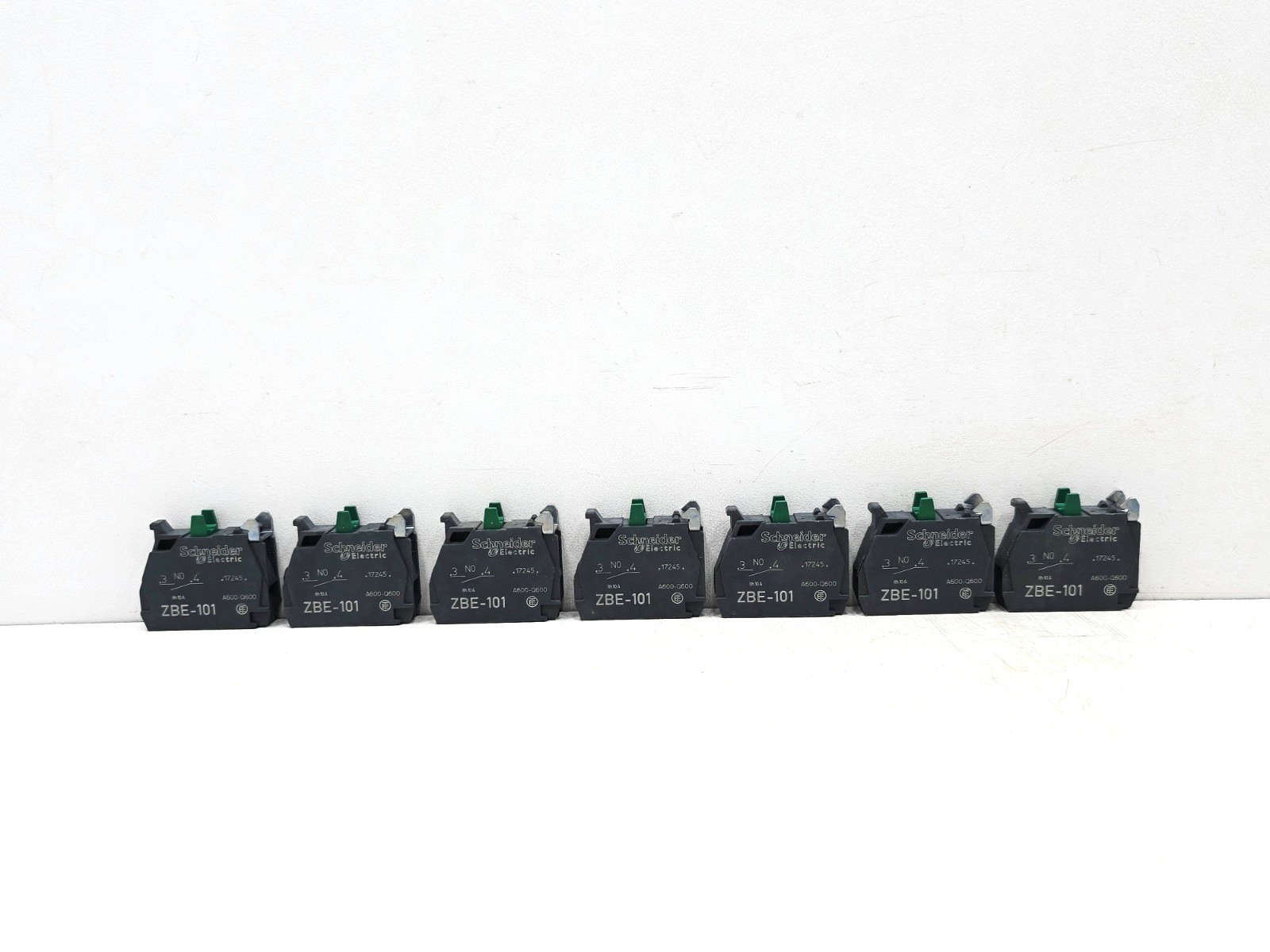 ZBE101 SCHNEIDER ELECTRIC CONTACT BLOCK LOT OF 7