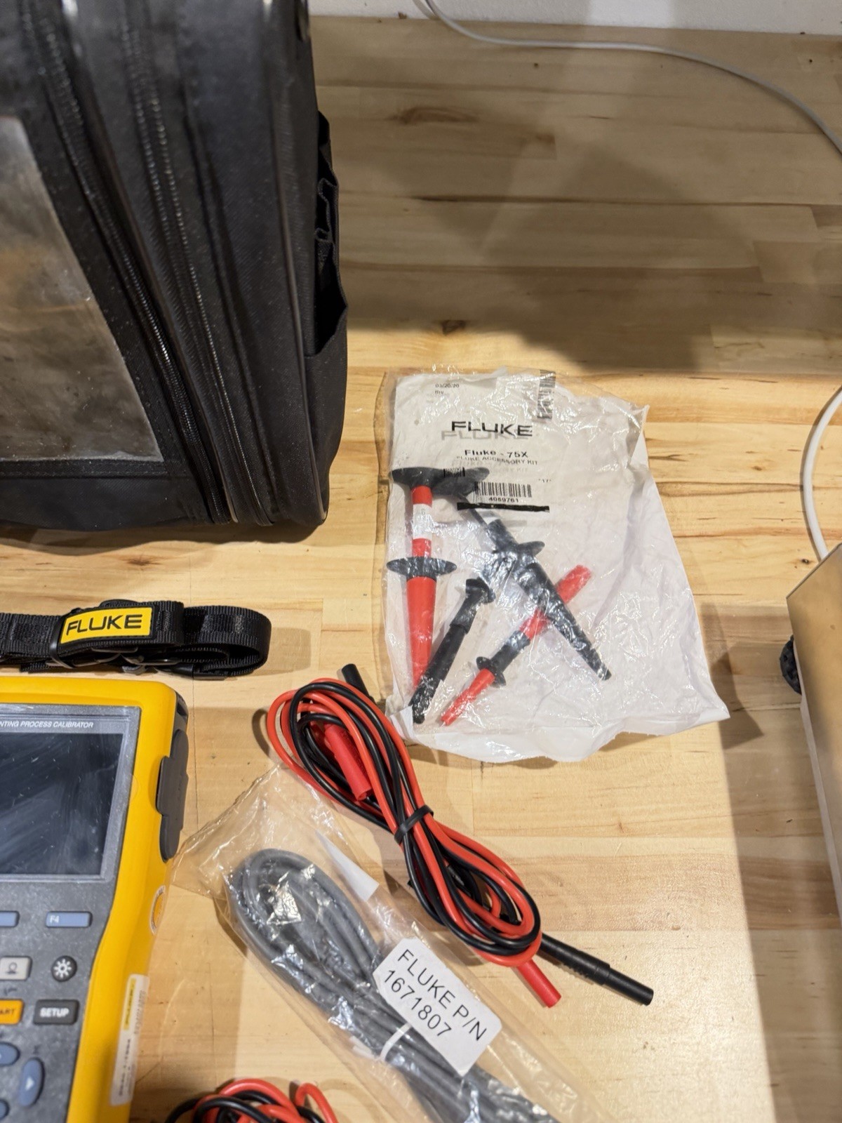 FLUKE 754 DOCUMENTING PROCESS CALIBRATOR W/ ACCESSORIES (TESTED) FREE SHIPPING