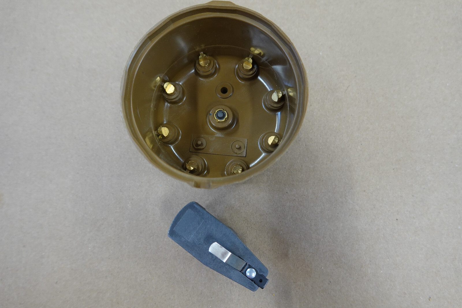 TAN DISTRIBUTOR CAP WITH ROTOR
