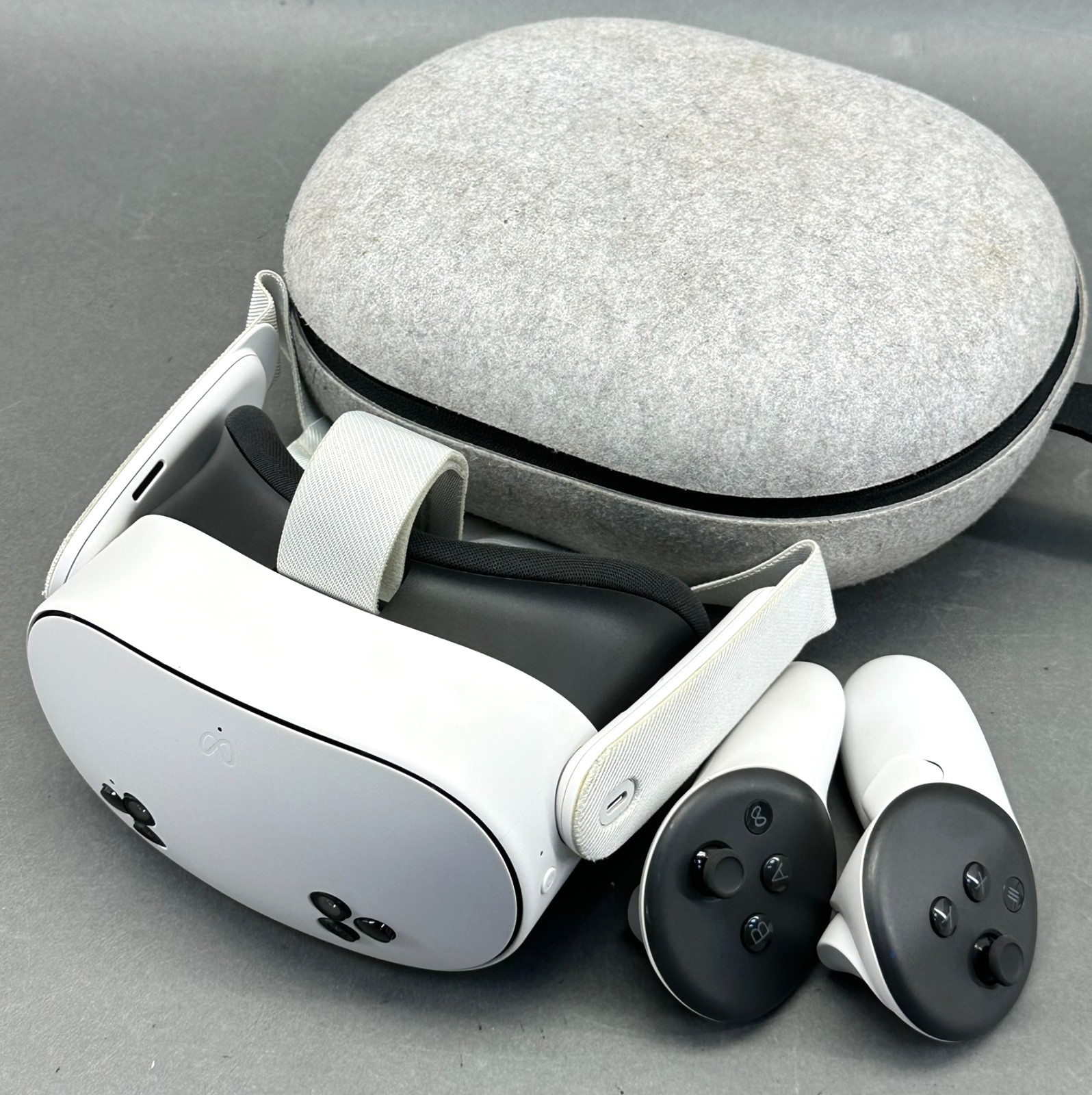 Meta Quest 3S 256GB Standalone All-in-One VR Headset P97 - Very good condition