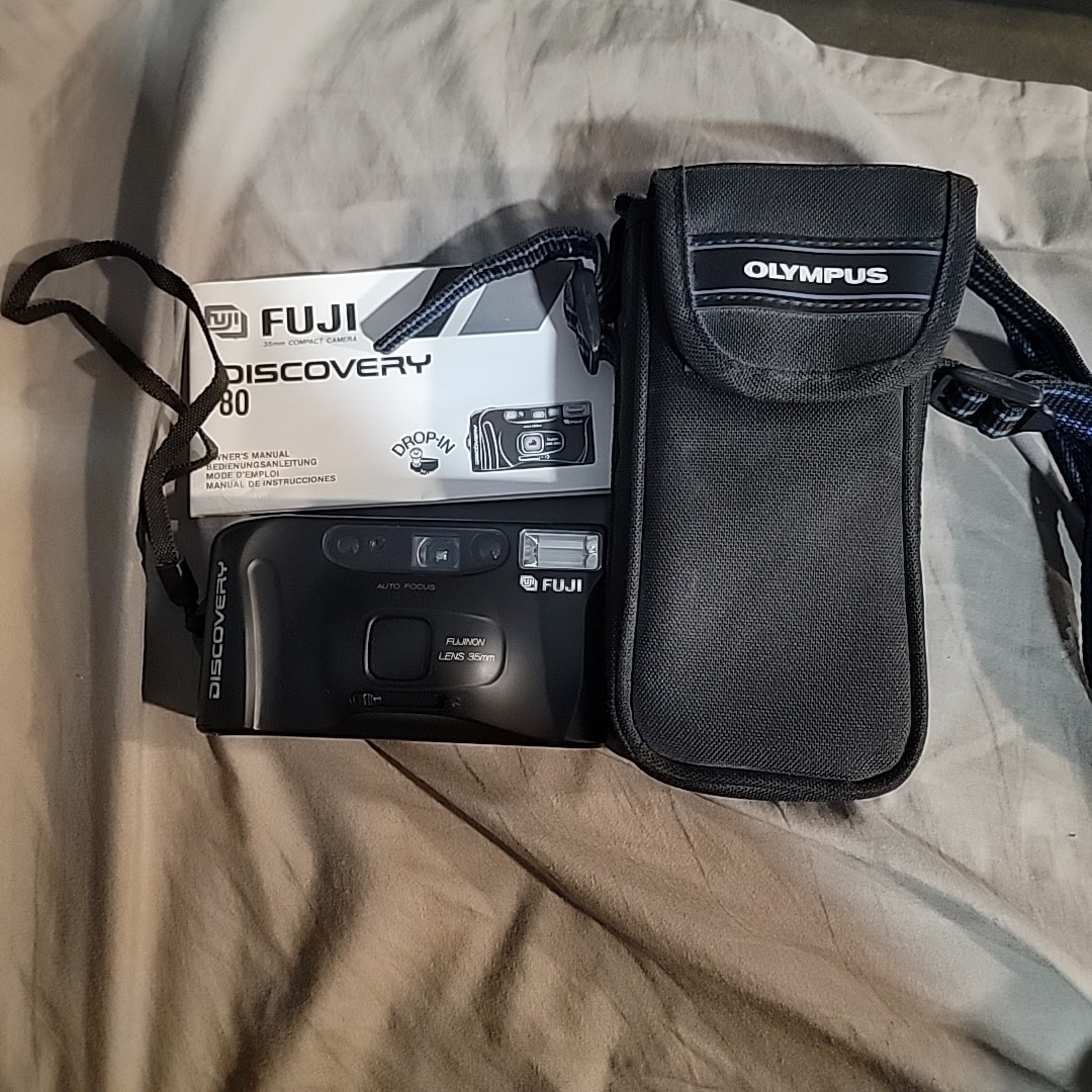 Fuji Discovery 80 Date 35 mm Point & Shoot Camera w/ Strap Batt Door Needs Tape