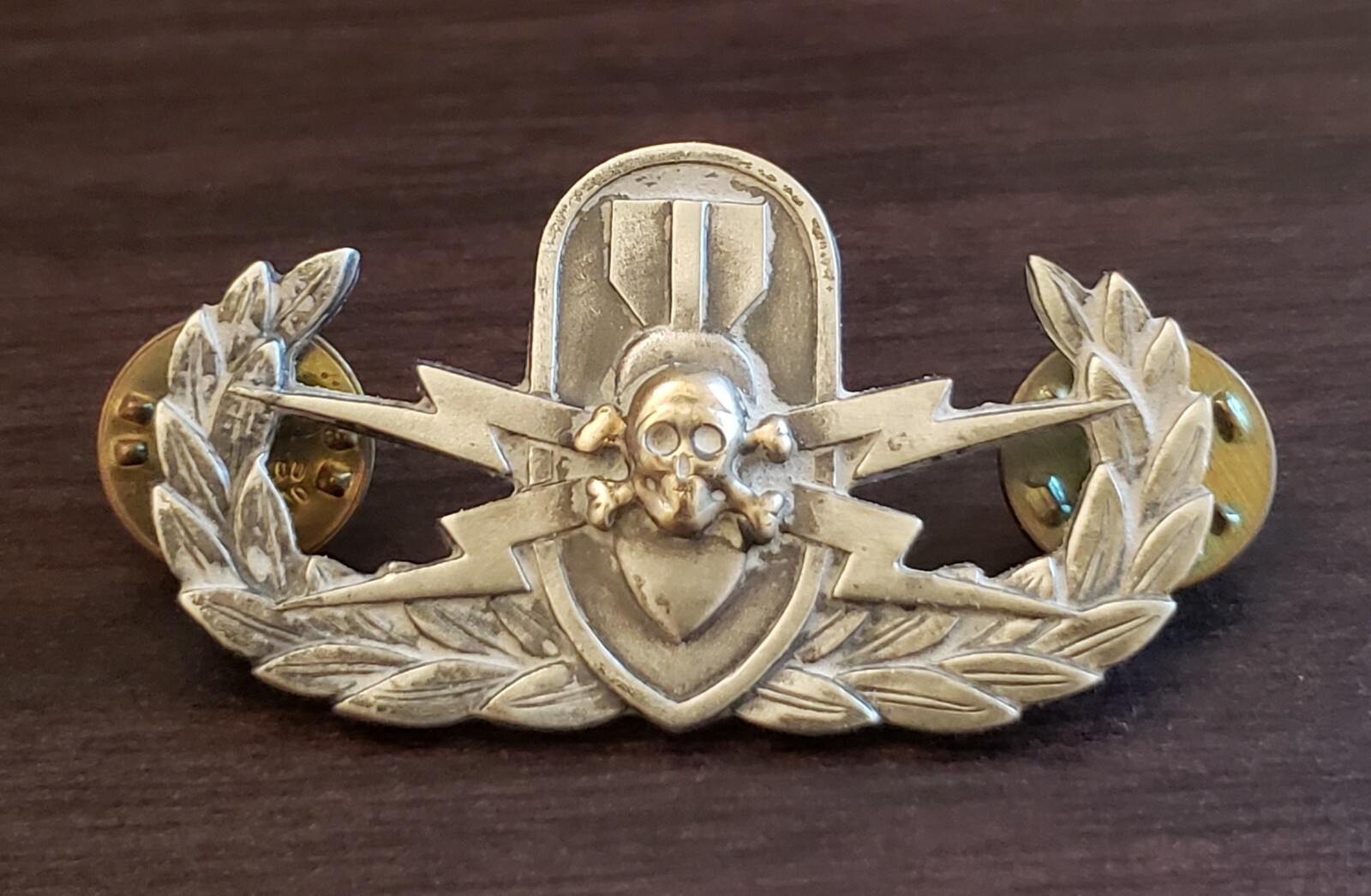 Explosive Ordnance Bomb Disposal Skull Badge US Military EOD Insignia Crab Pin