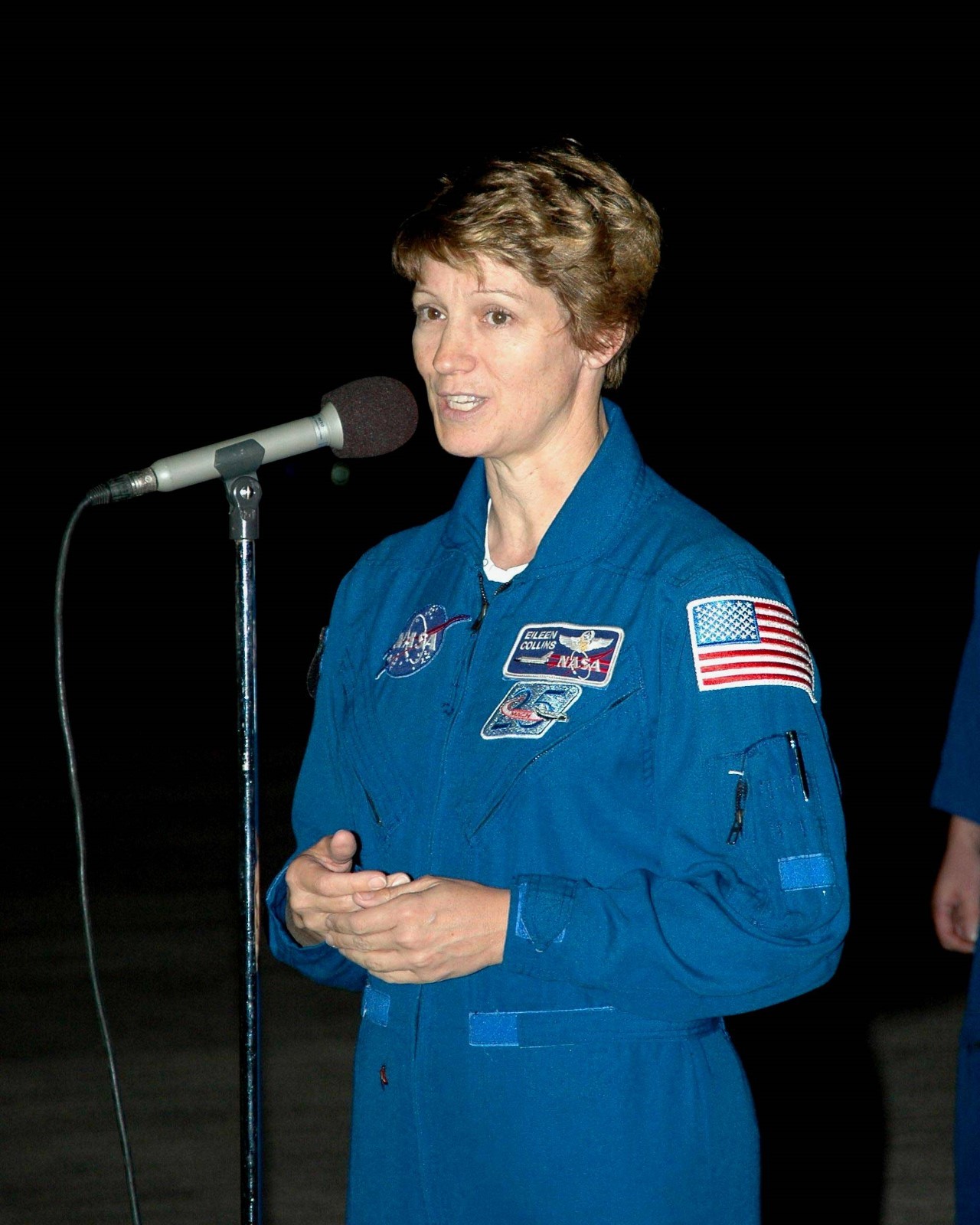 EILEEN COLLINS ASTRONAUT ADDRESSES MEDIA AFTER STS-114  8X10 NASA PHOTO (NN-135)