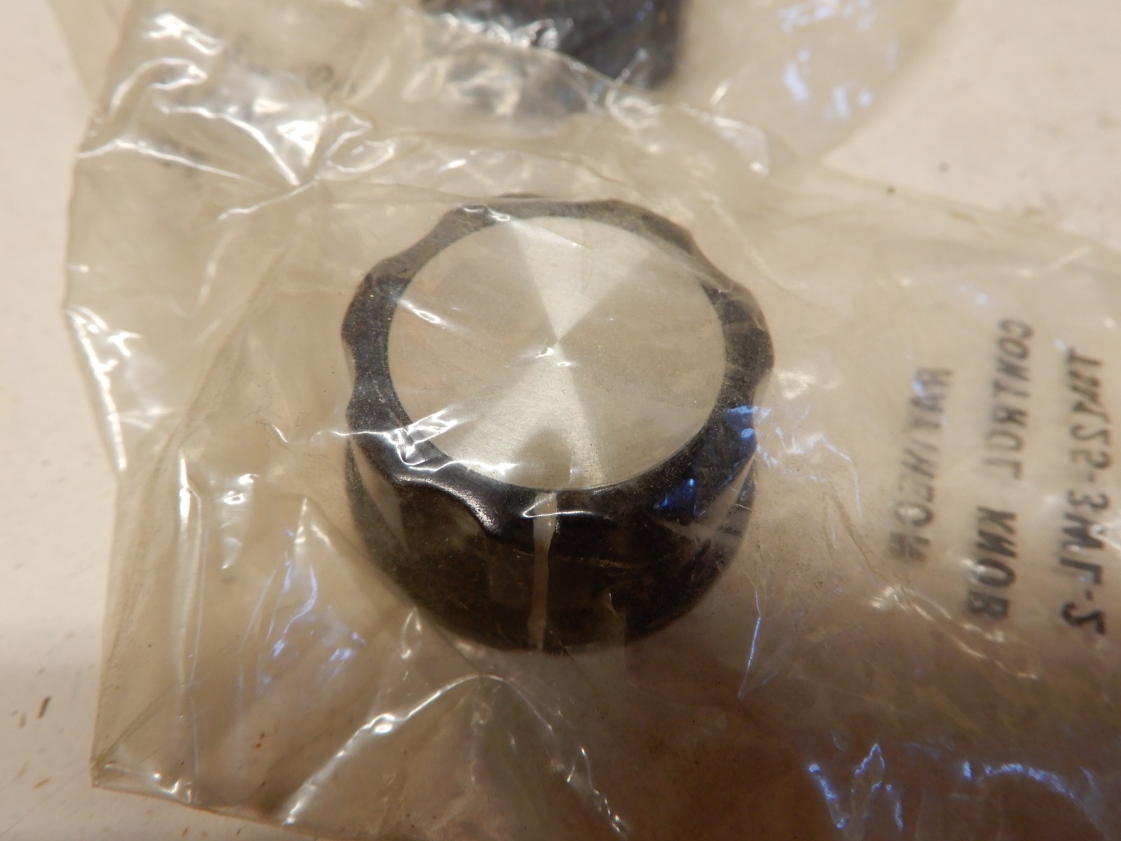 Raytheon Control Knobs TSA125-3WL-2 QUANTITY 6 NOS in Original Packing