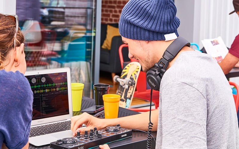 Hercules Starlight Compact DJ Controller for Serato DJ Lite & DJuced Software