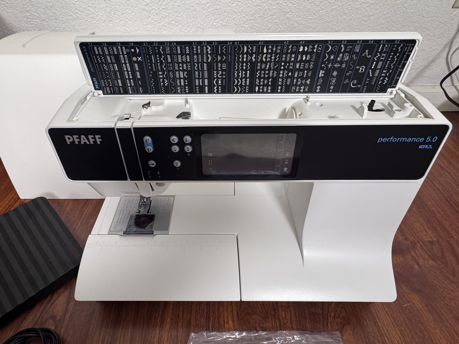 PFAFF Performance 5.0 Electric Sewing Machine with IDT
