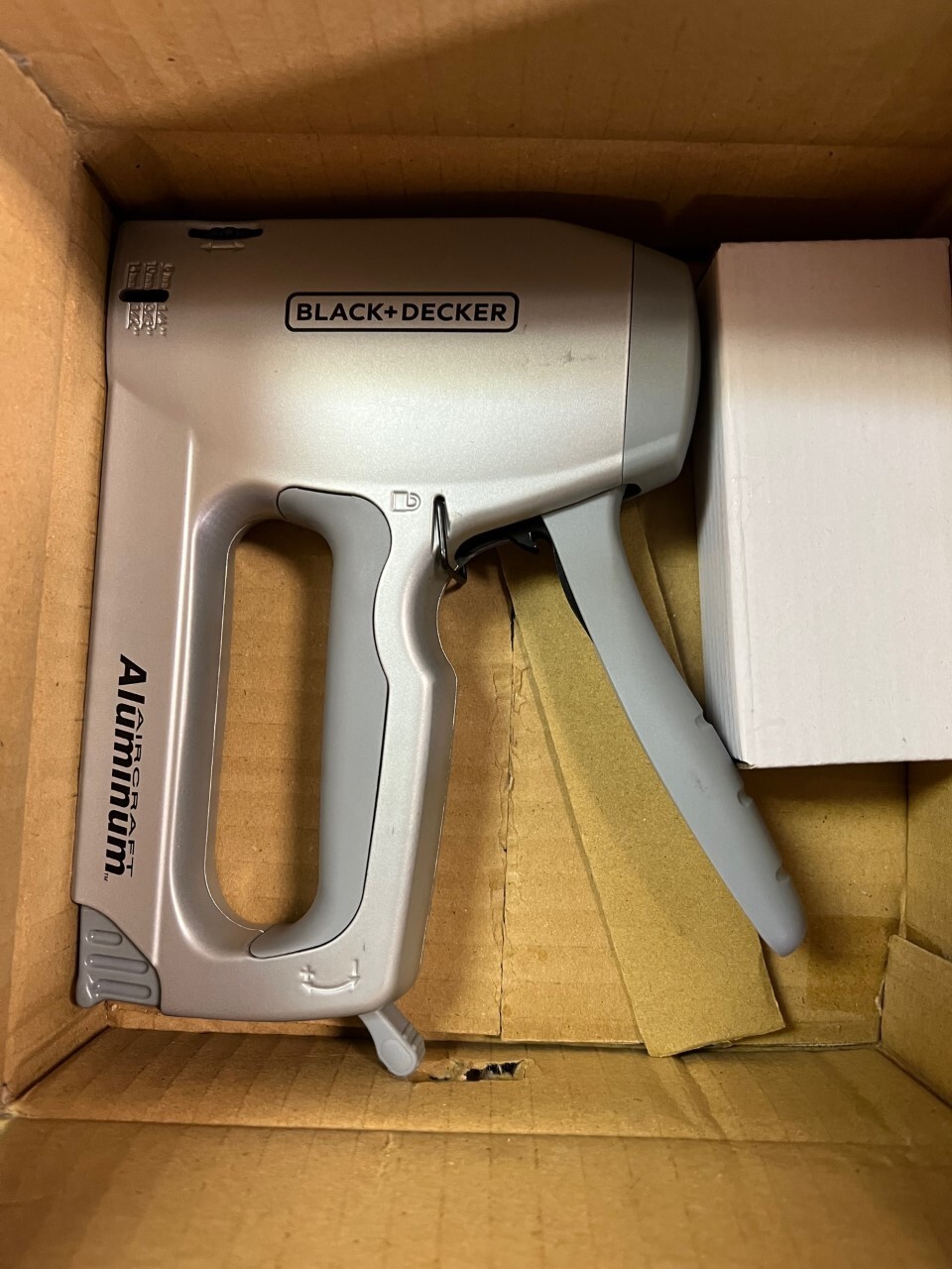 BLACK DECKER BDHT70004 Heavy-Duty Stapler with Wire Guide/ Brad Nailer Kit