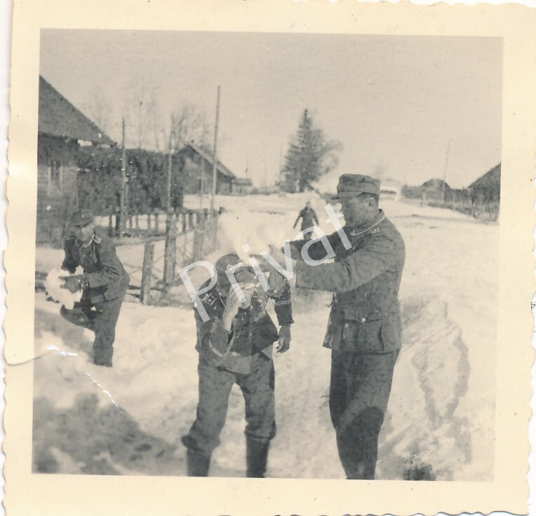 Photo WW II Wehrmacht Soldiers Village Quarters Fun Leisure Winter Russia K1.56