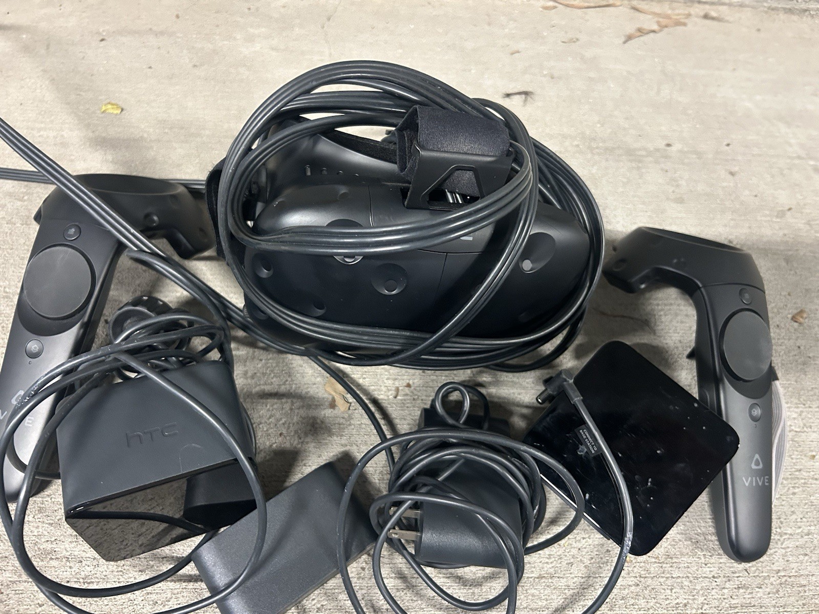 HTC Vive VR Headset Complete Set Full Kit System Steam VR PC Virtual Reality