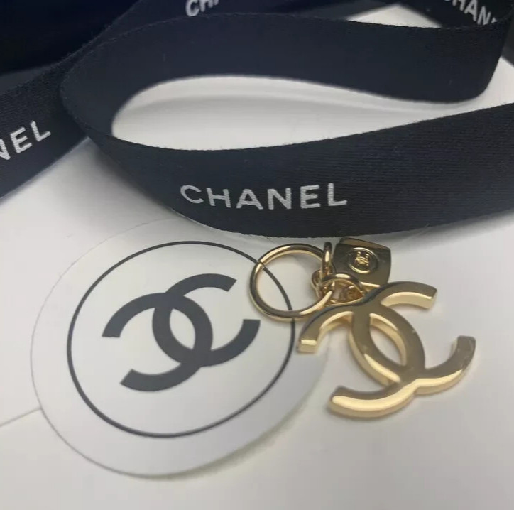 Rare (1) CHANEL Beauty 2023 VIP Gift "Double C" Logo Gold Novelty Charm Pendant