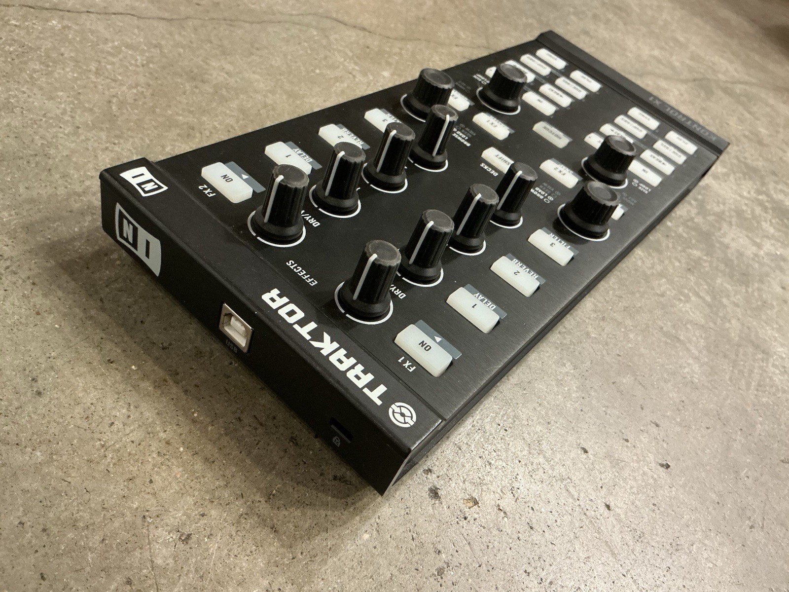 Native Instruments Traktor Kontrol X1 DJ Decks Effects Controller TESTED #CM7