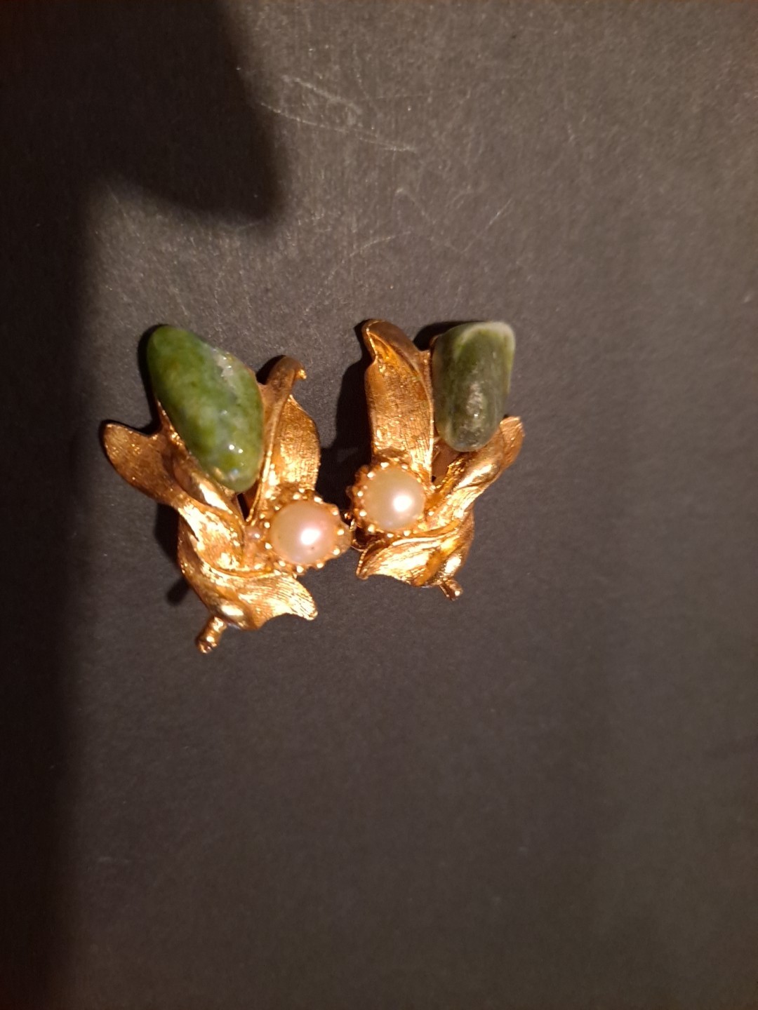 Vintage 40s 50s Green Agate Stone Faux Pearl Gold Toned Clip On Earrings