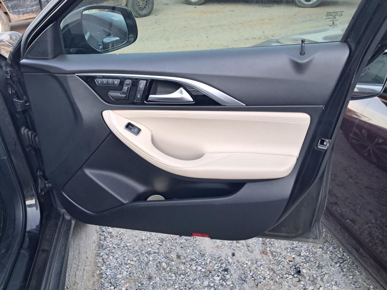 QX30 2018 Glove Box 4898630