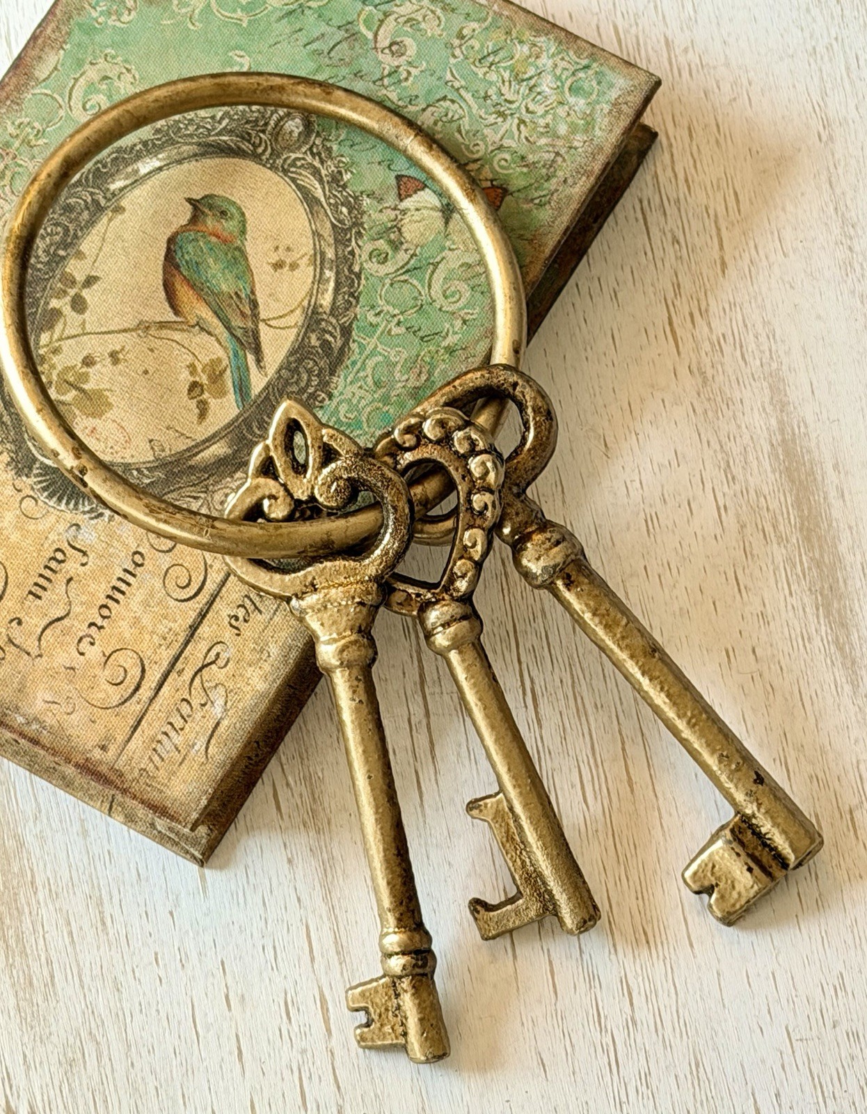 Vintage Large Ornate Gold Metal Decorative Skeleton Keys Table Wall Decor