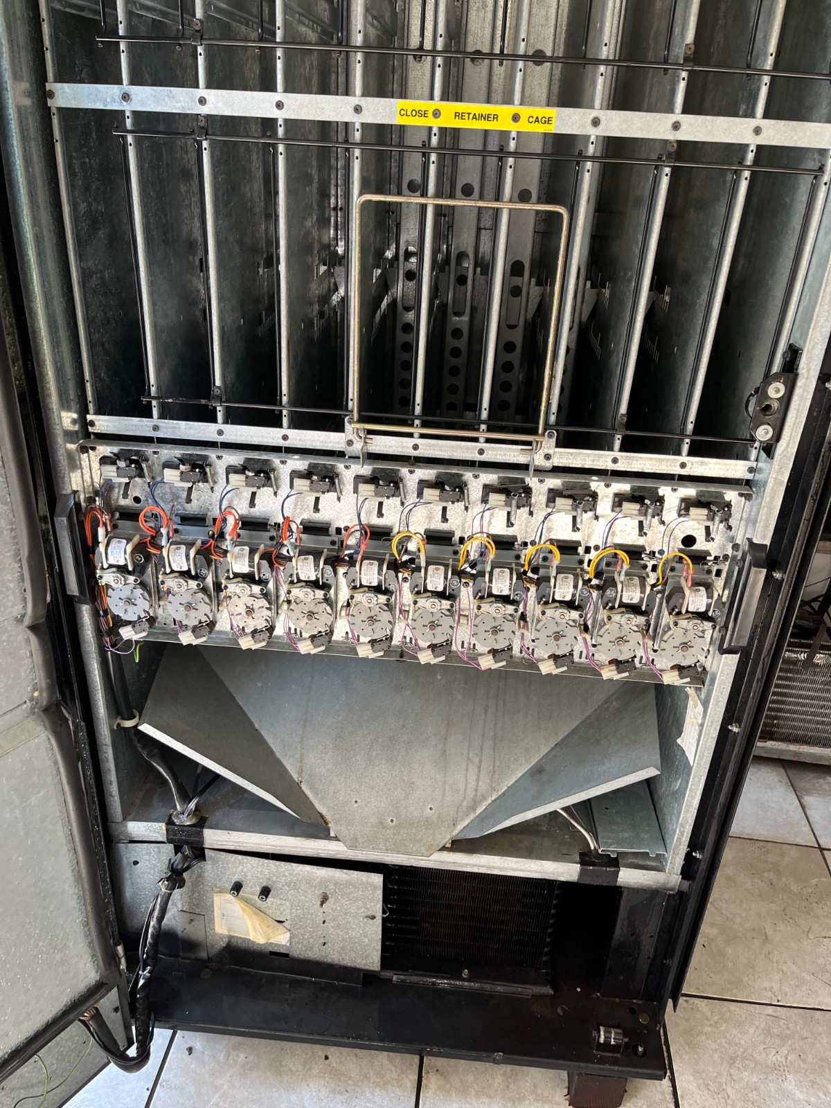 Vendo 570 Vending Machine 10 Select $1/$5 Bill Acceptor