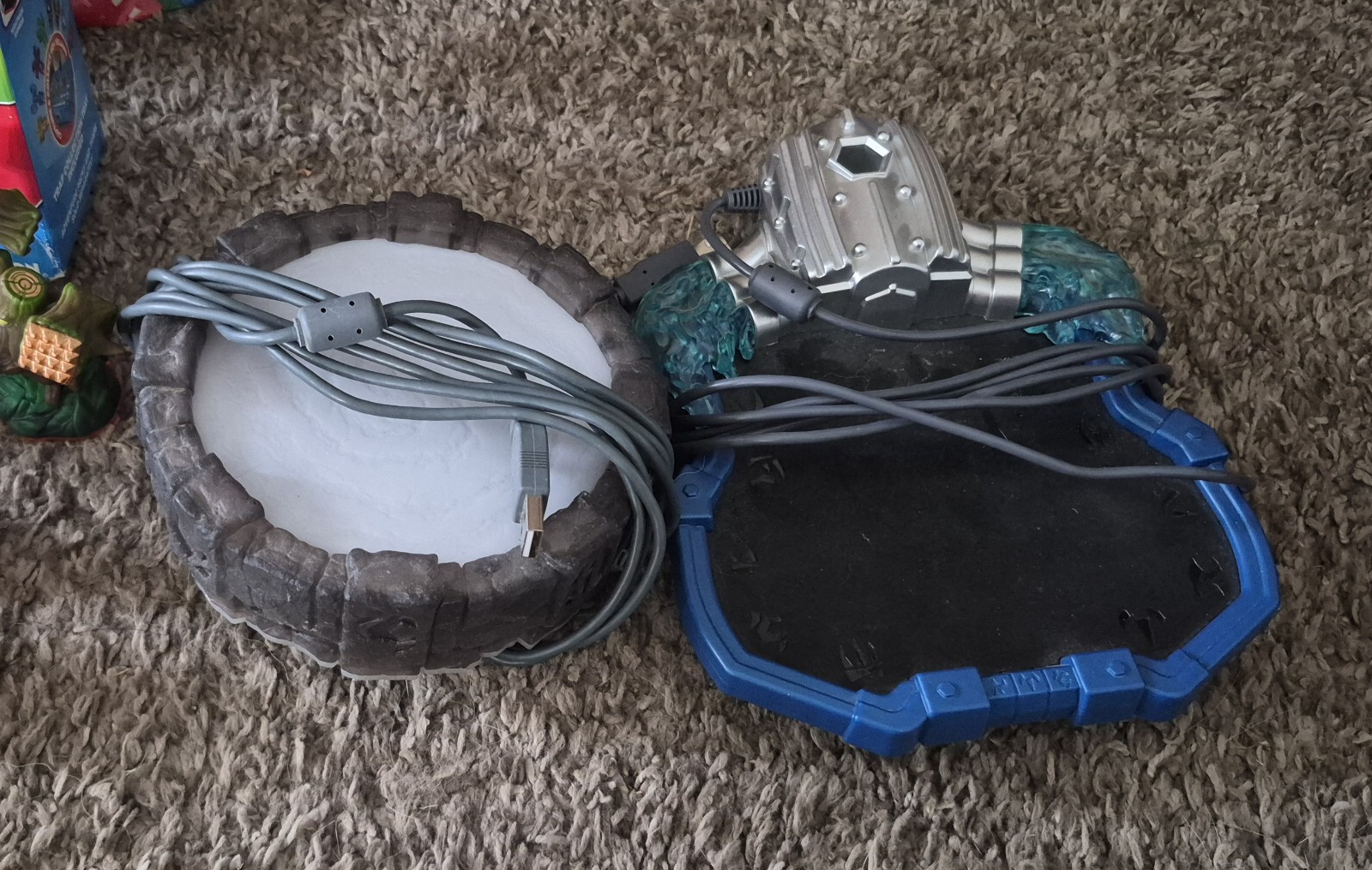 20 Skylanders Figures w/ 3 Portals, 3 Wii Games