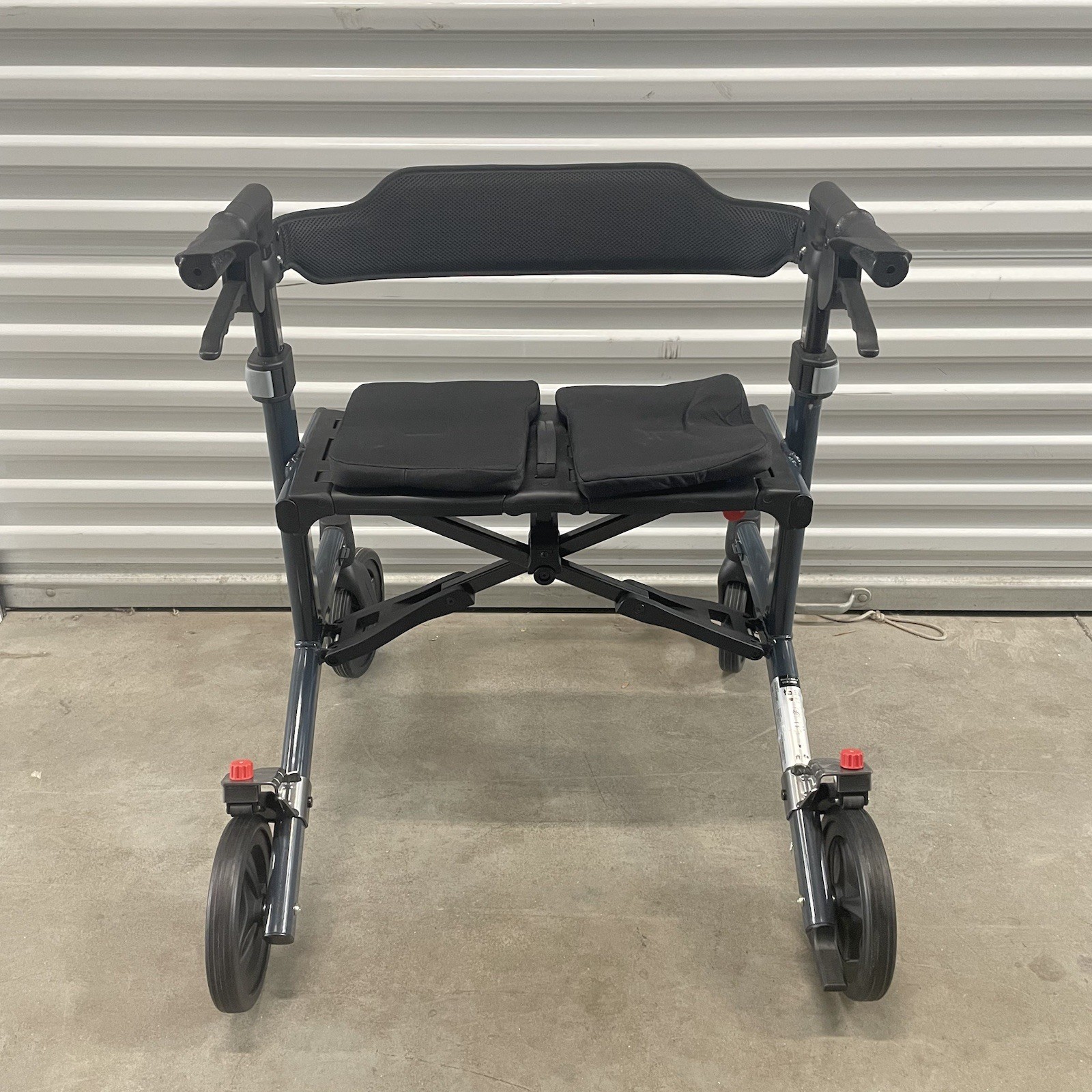 Triumph Escape HD Rollator - Low - Triumph Mobility - 500-30217 - Foldable