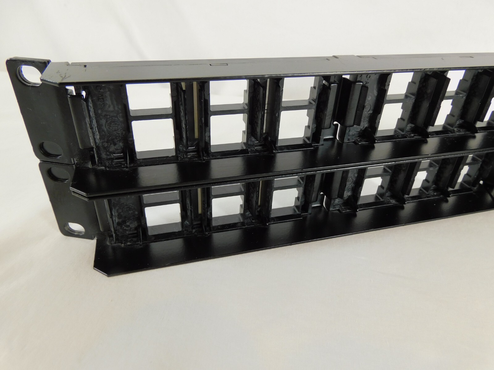 CPPA-UDDM-M-2U-48 760207308 Angled CommScope Patch Panel + Cable Management Bars