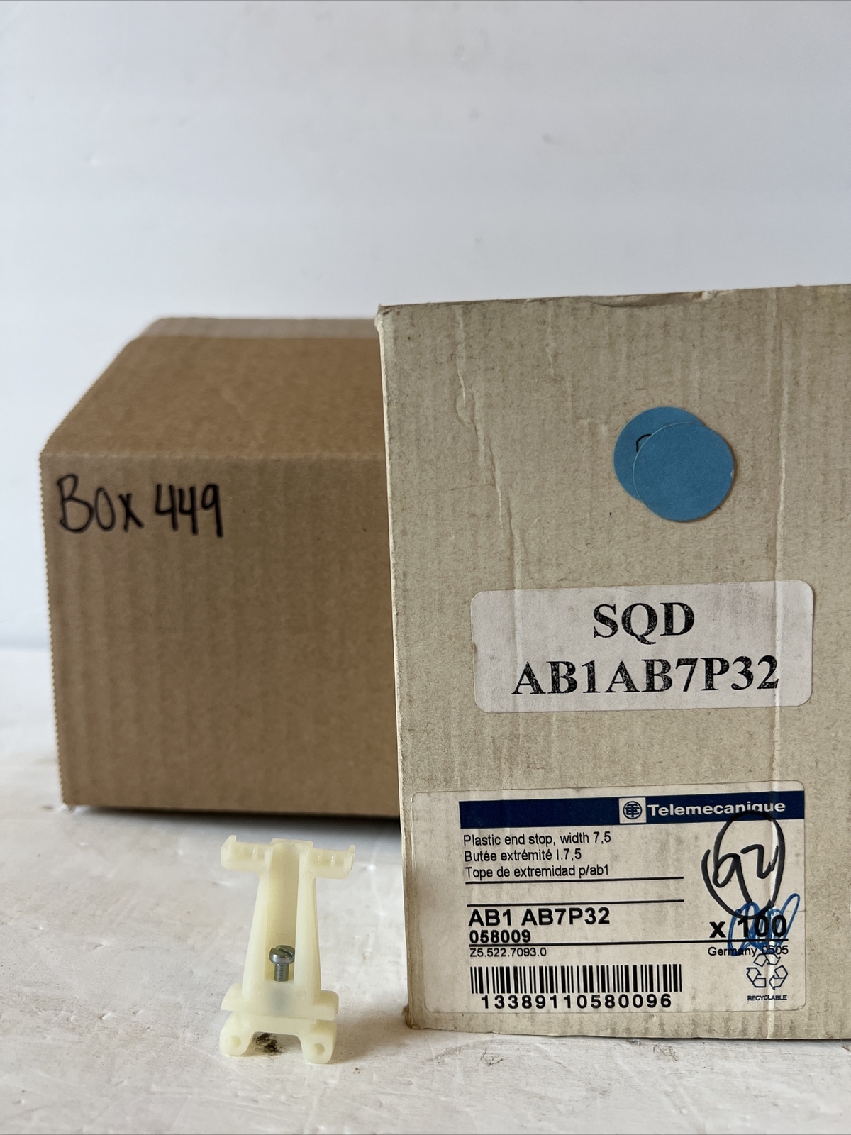 Telemecanique AB1AB7P32 Qty In Box-91 Plastic End Stop NOB