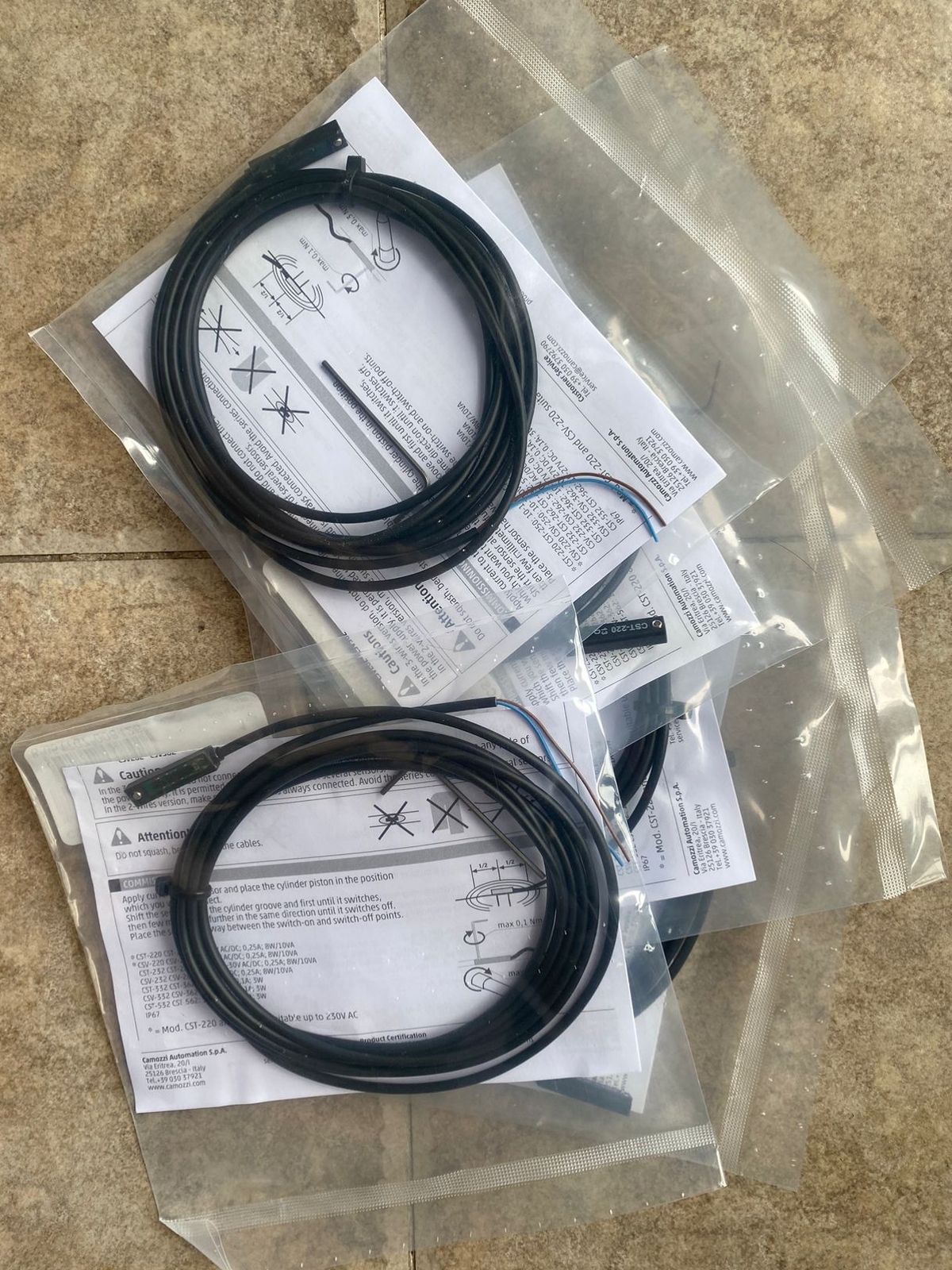 Camozzi CST-220 Magnetic proximity switch one NEW