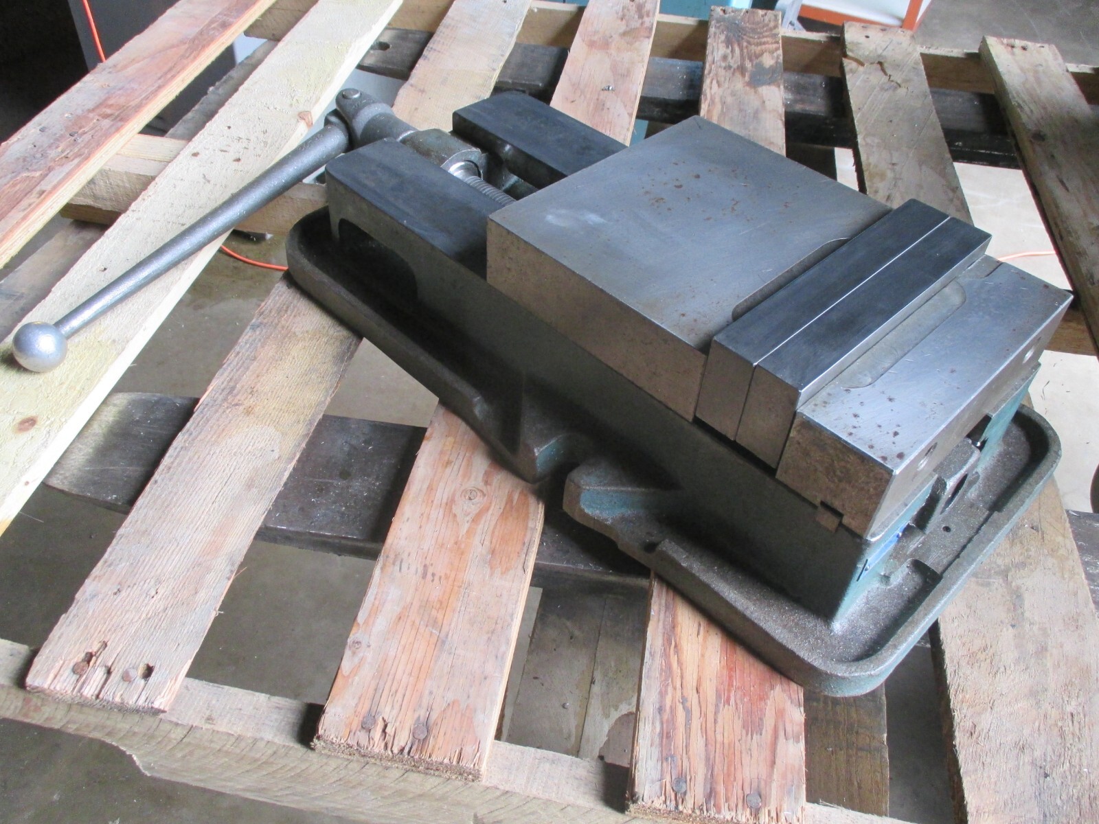 USED D80 Kurt 8" Milling Machine Vise with Handle