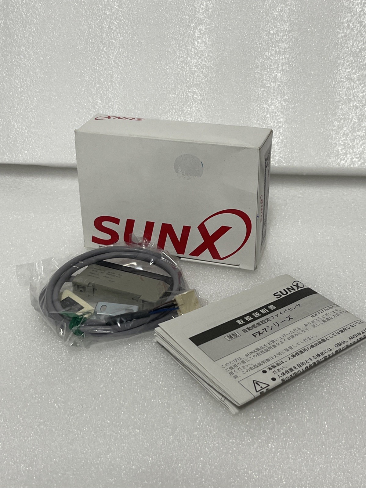 SunX FX-7 Fiber Optic Sensor Photoelectric Sensor New In Box UFX7