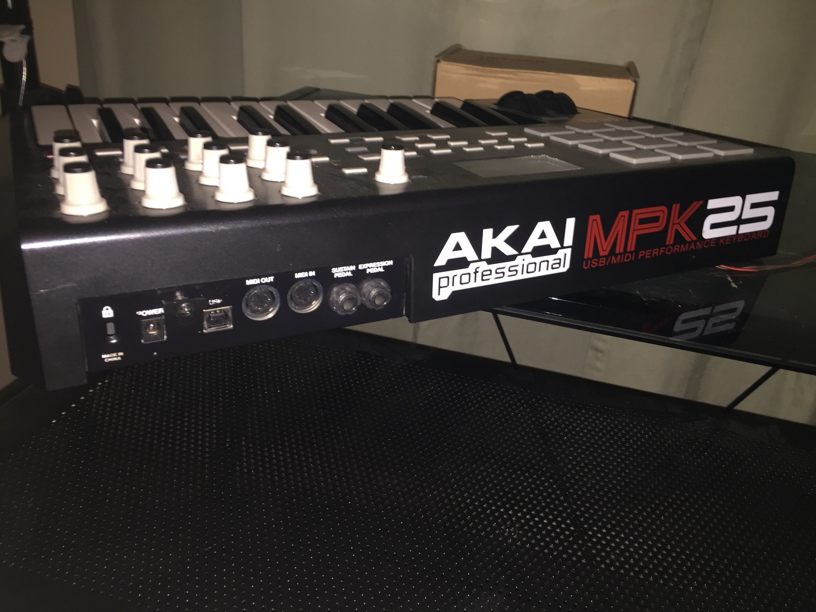 Akai MPK25 USB/MIDI Keyboard Controller 25 Semi-Weighted Keys Pad Triggers