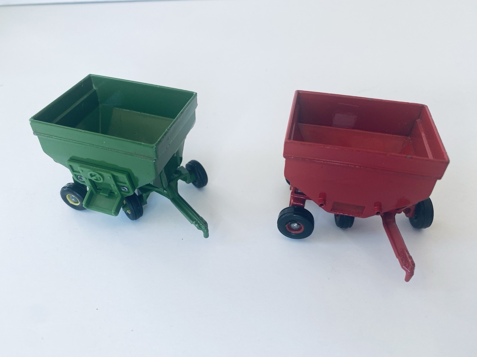 ERTL John Deere & International 1/64 (LOT OF 2) Gravity Feed Wagon(s)