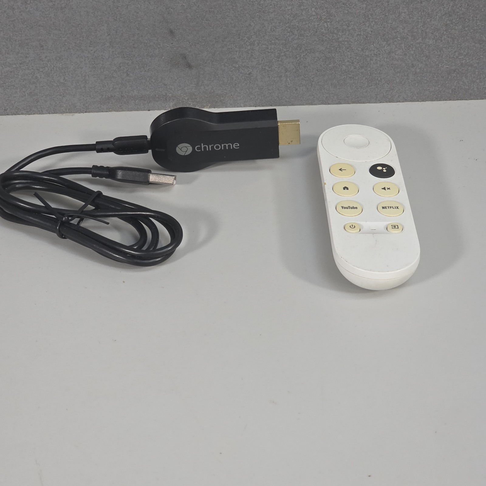 Google Chrome Chromecast M/N H2G2-42 HDMI Media Streamer with Cord & Remote Used