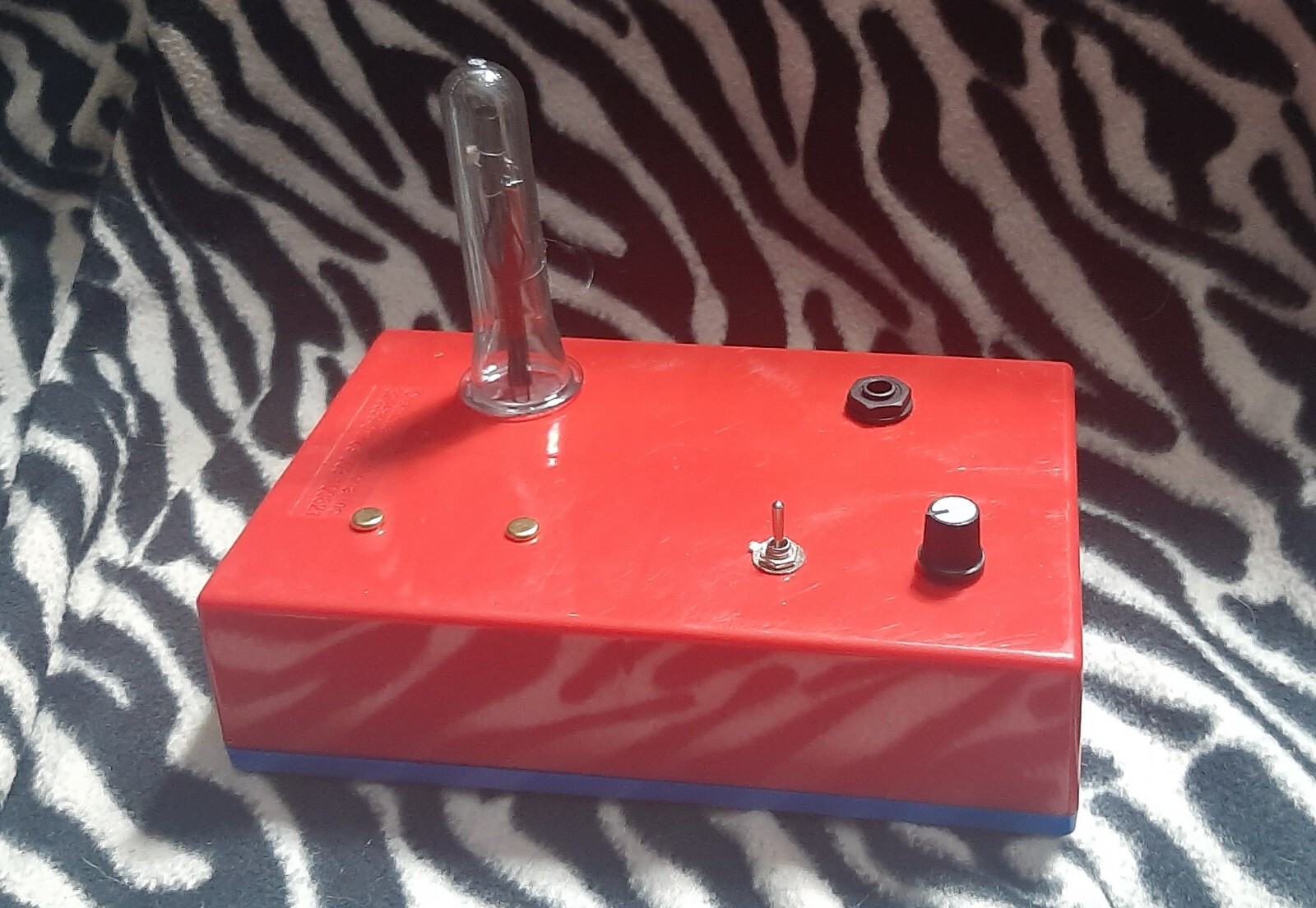 Stylophonic optical theremin synthesizer